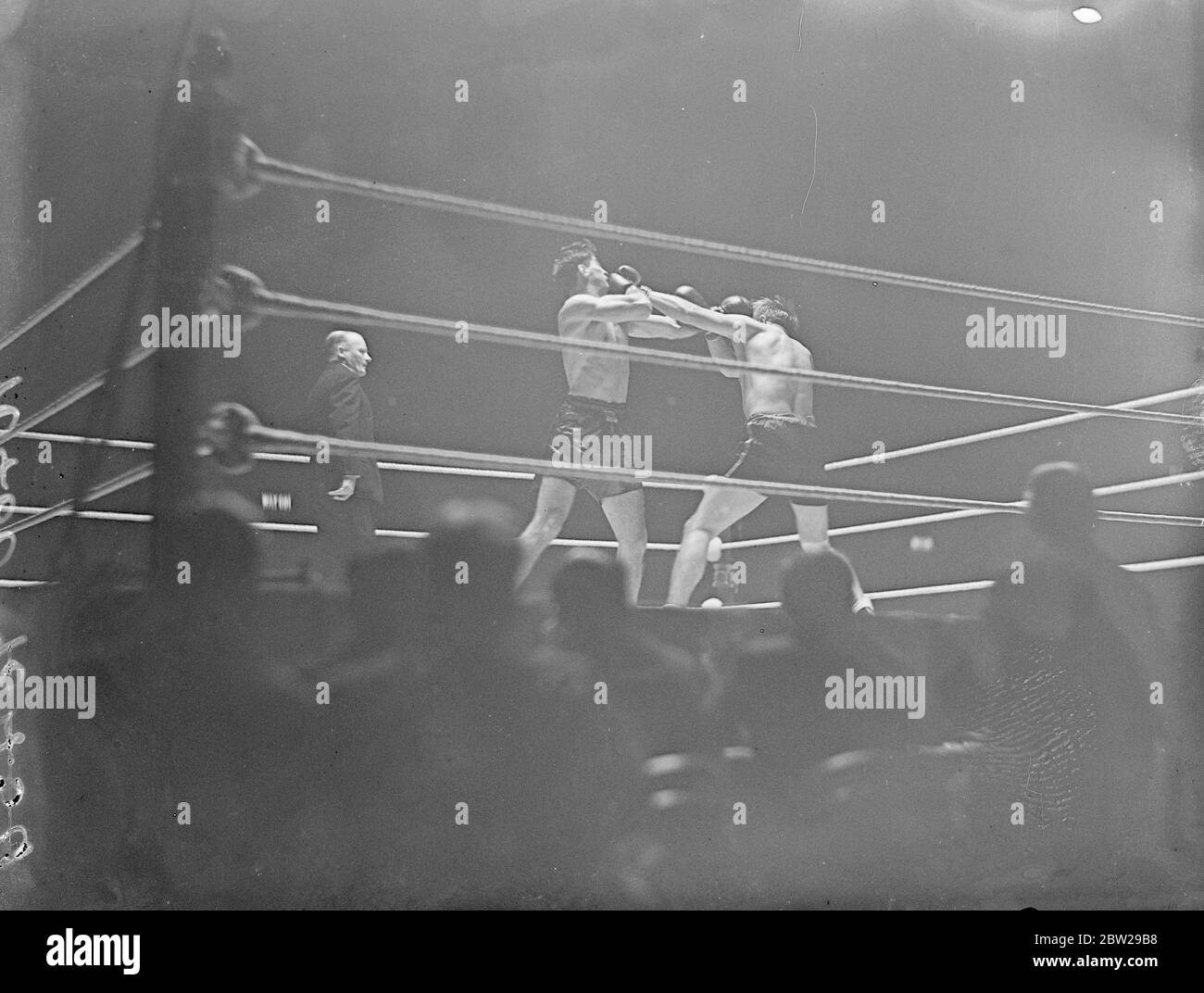 Walter Neusel vince sui punti in 'comeback' a Wembley. Walter Neusel, che stava facendo una 'rimonta' dopo la sua recente sconfitta da Tommy Farr, sconfisse Maurice Strickland, il peso della Nuova Zelanda a punti nel loro round di gara 12 a Wembley Arena, Londra. Le foto, Neusel (a destra) e Strickland si collegano entrambi con una sinistra. 19 ottobre 1937 Foto Stock