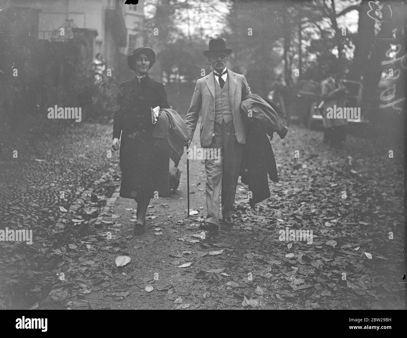 Ramsay MacDonald e sua figlia lasciano Hampstead casa per il Sud America. 4 novembre 1937 Foto Stock