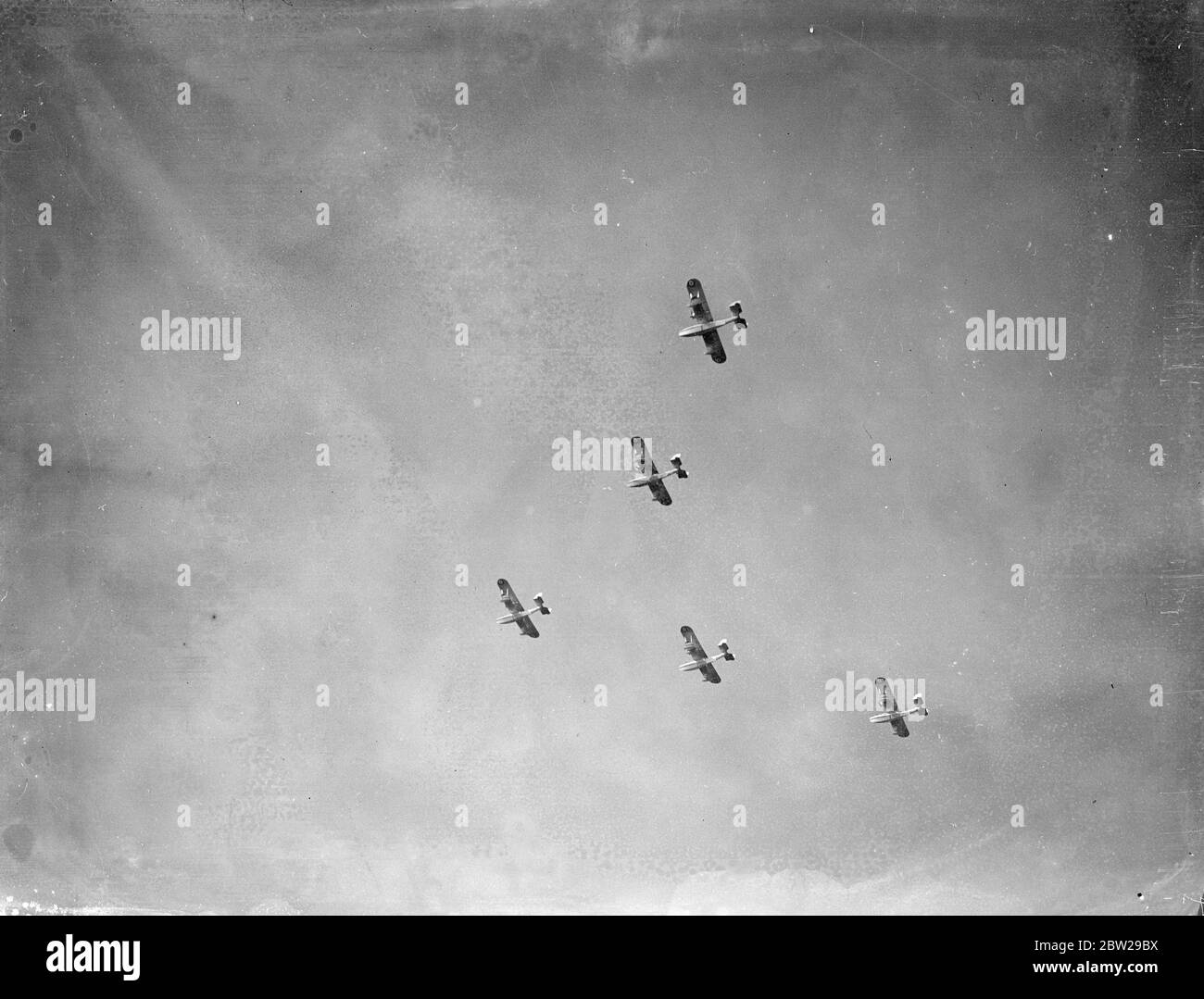Il volo di formazione più lungo mai intrapreso dall'unità di servizio, cinque barche di volo RAF del numero 204 (ricognizione Gen) Squadron essendo preparati a Plymouth. Decolleranno la prossima settimana e quando tornerò in primavera, avrebbero volato 25,000 miglia in Australia e ritorno. La visita è in corso in occasione della celebrazione del 150° anniversario di Sydney. Spettacoli fotografici, il volo in barca RAF Saro London in formazione su Plymouth. 26 novembre 1937 Foto Stock