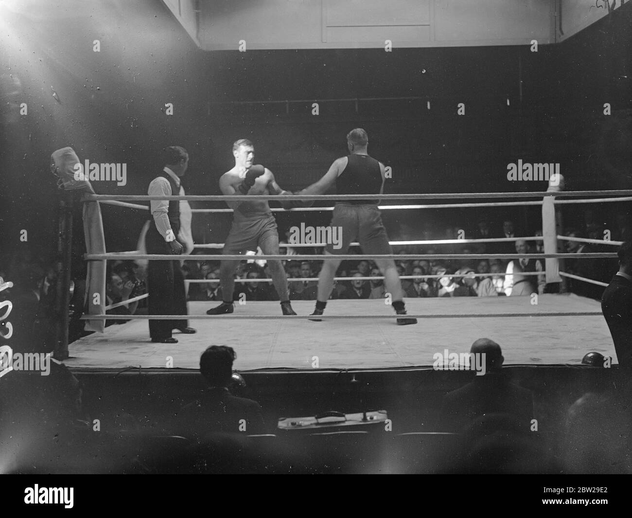 Carnera in azione sul ring. Primo Carnera, il pesantissimo italiano che deve fare un 'ritorno' in Inghilterra, ha fatto un 'workout' al Ring, Blackfriars, prima di essere esaminato di nuovo da Lord Horder, il famoso medico. Carnera, qualche tempo fa, ha ricevuto un colpo che causa paralisi parziale. Foto mostra, Carnera con i suoi guanti indossati all'anello per il suo allenamento. 15 ottobre 1937 Foto Stock