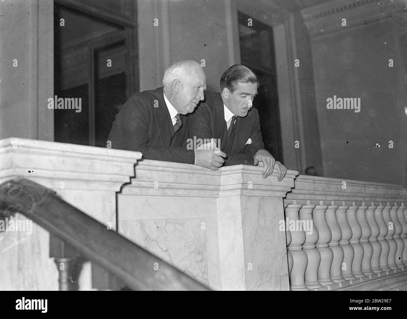 La Gran Bretagna e l'America si sono Uniti alla conferenza di Bruxelles. Il sig. Anthony Eden, ministro degli Affari esteri britannico (destra) e il sig. Davis, delegato americano, si levano in piedi fianco a fianco durante un momento di riflessione in occasione della Conferenza del potere sulle nove forze dell'Estremo Oriente tenutasi a Bruxelles. L'onorevole Eden sembra essere un baluettino come un aiuto alla riflessione. 4 novembre 1937 Foto Stock