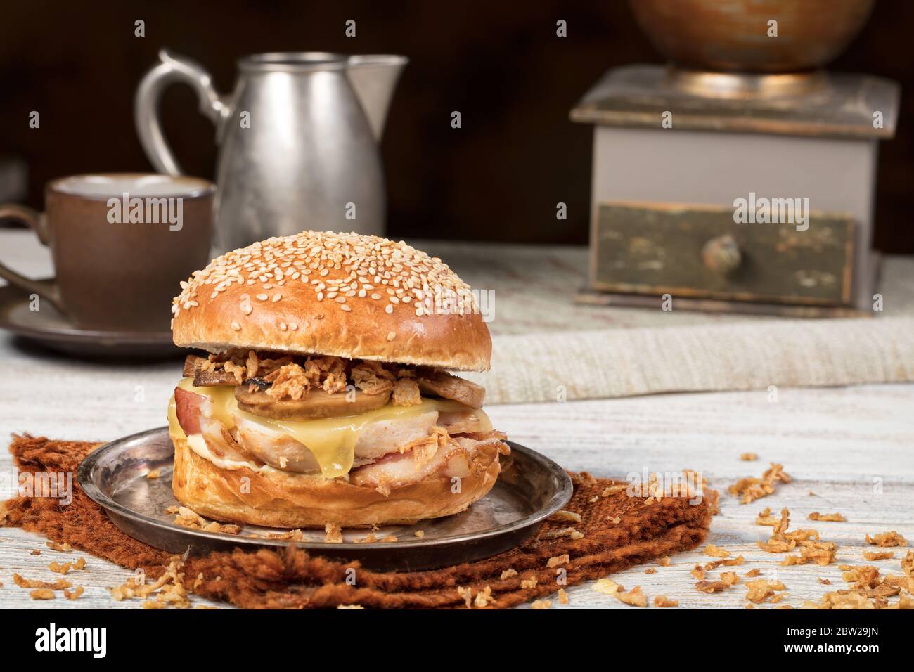 Burger con manzo e verdure su un vetro riflettente sullo sfondo Foto Stock