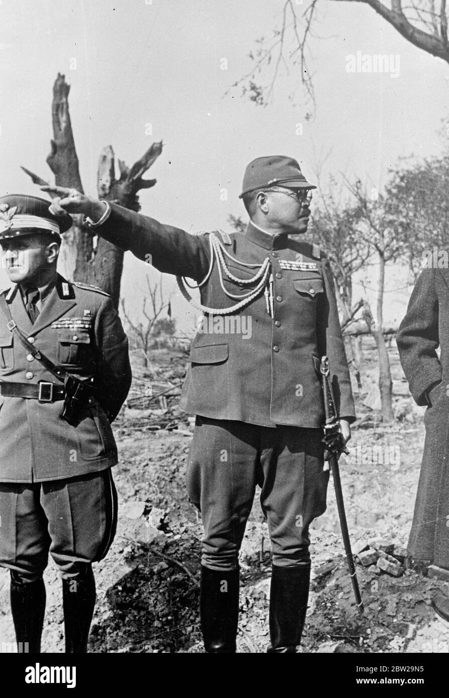 Il giapponese secondo al comando a questa vittoriosa truppe avanzano su Nanking. La caduta del capitale cinese è ormai imminente. La caduta di Nanking, la capitale cinese, è ora segnalata imminente. Si dice che la resistenza cinese sia completamente crollata e che le forze giapponesi ora stanno aspettando fuori dalle mura della città per consentire alle truppe cinesi rimanenti di evacuare prima di un ingresso formale è fatto. Foto mostra, Lt Gen K Harada, secondo al comando delle vittoriose truppe giapponesi, mentre ha parlato con osservatori stranieri. 7 dicembre 1937 Foto Stock