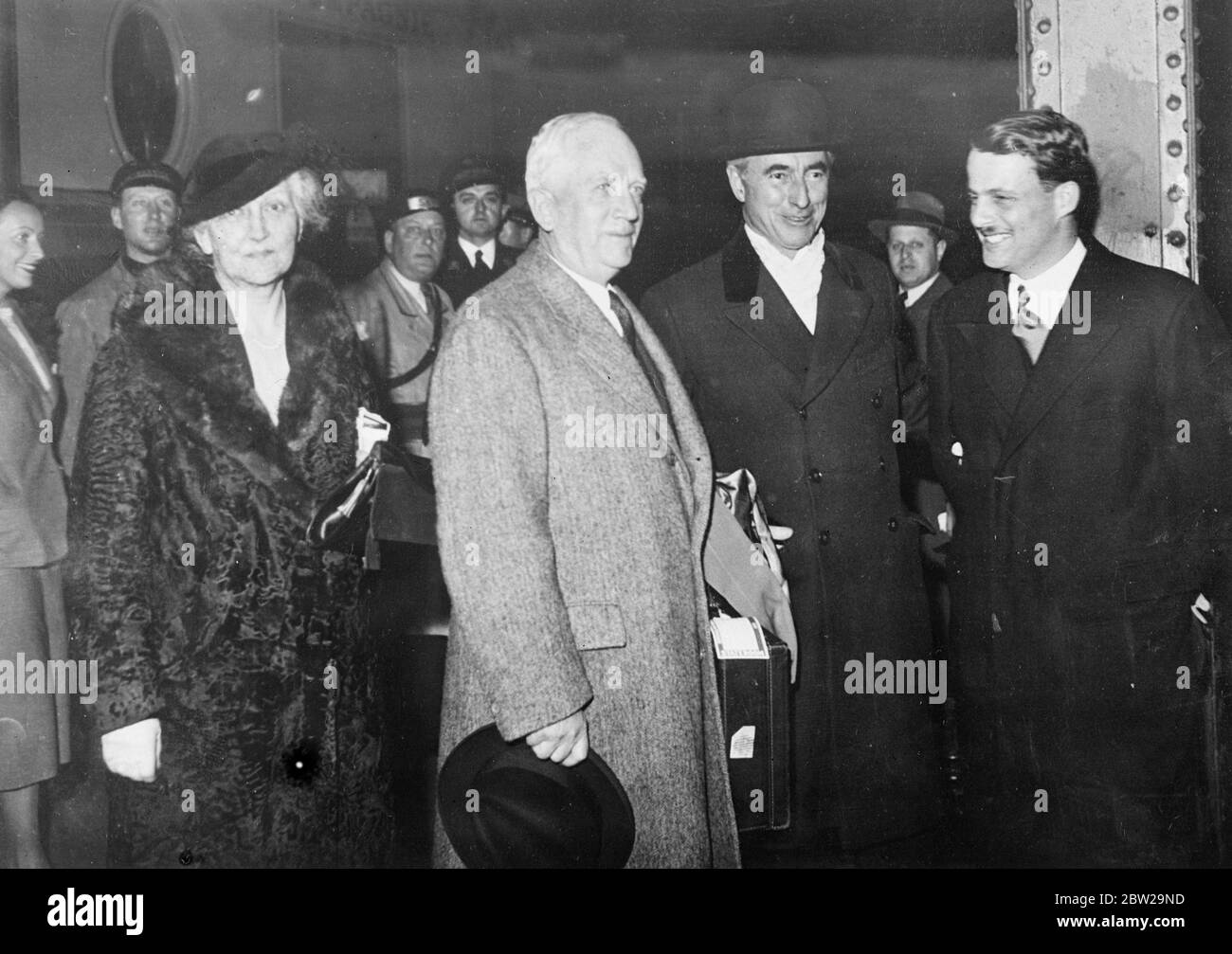 Norman Davis arriva a Bruxelles per nove conferenze sul potere. Norman Davis, ambasciatore di Pres Roosevelt in generale, è arrivato a Bruxelles per rappresentare l'America alla conferenza sul potere delle nove, che si occupa dei mezzi per porre fine alla guerra giapponese nel sino. Spettacoli fotografici, il signor Norman Davis al suo arrivo a Bruxelles. 29 ottobre 1937 Foto Stock