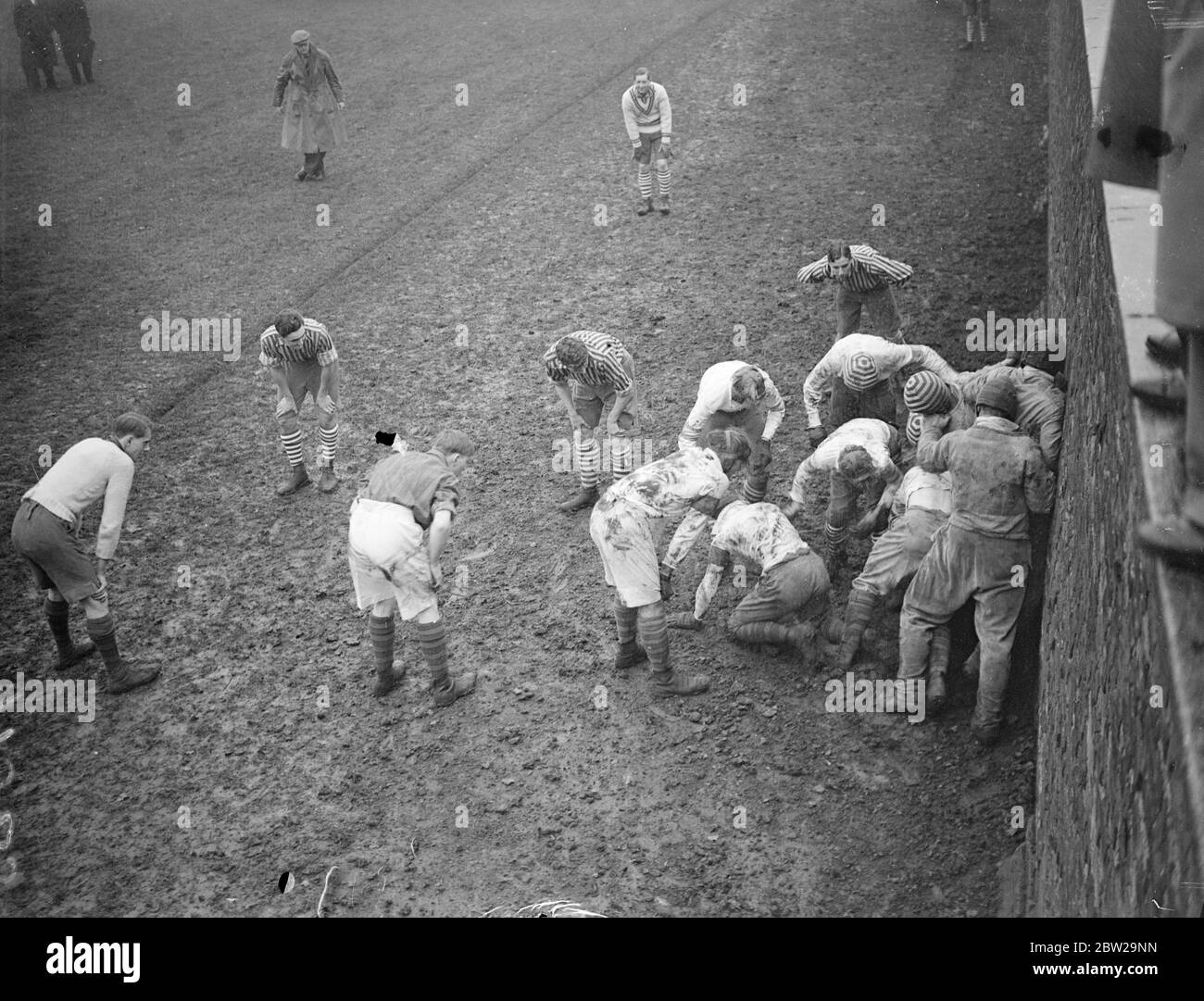 Collegers e Oppidans giocano a Eton il giorno di St Andrew. Il gioco annuale tra Collegers e Oppidans è stato giocato il giorno di St Andrews all'Eton College. Questa è stata la 97esima della serie, gli Oppidani hanno 32 vittorie al credito e i collegers 30, mentre 34 giochi sono stati disegnati. Spettacoli fotografici, colleggisti e Oppidani che la combattono sotto il muro. 30 novembre 1937 Foto Stock