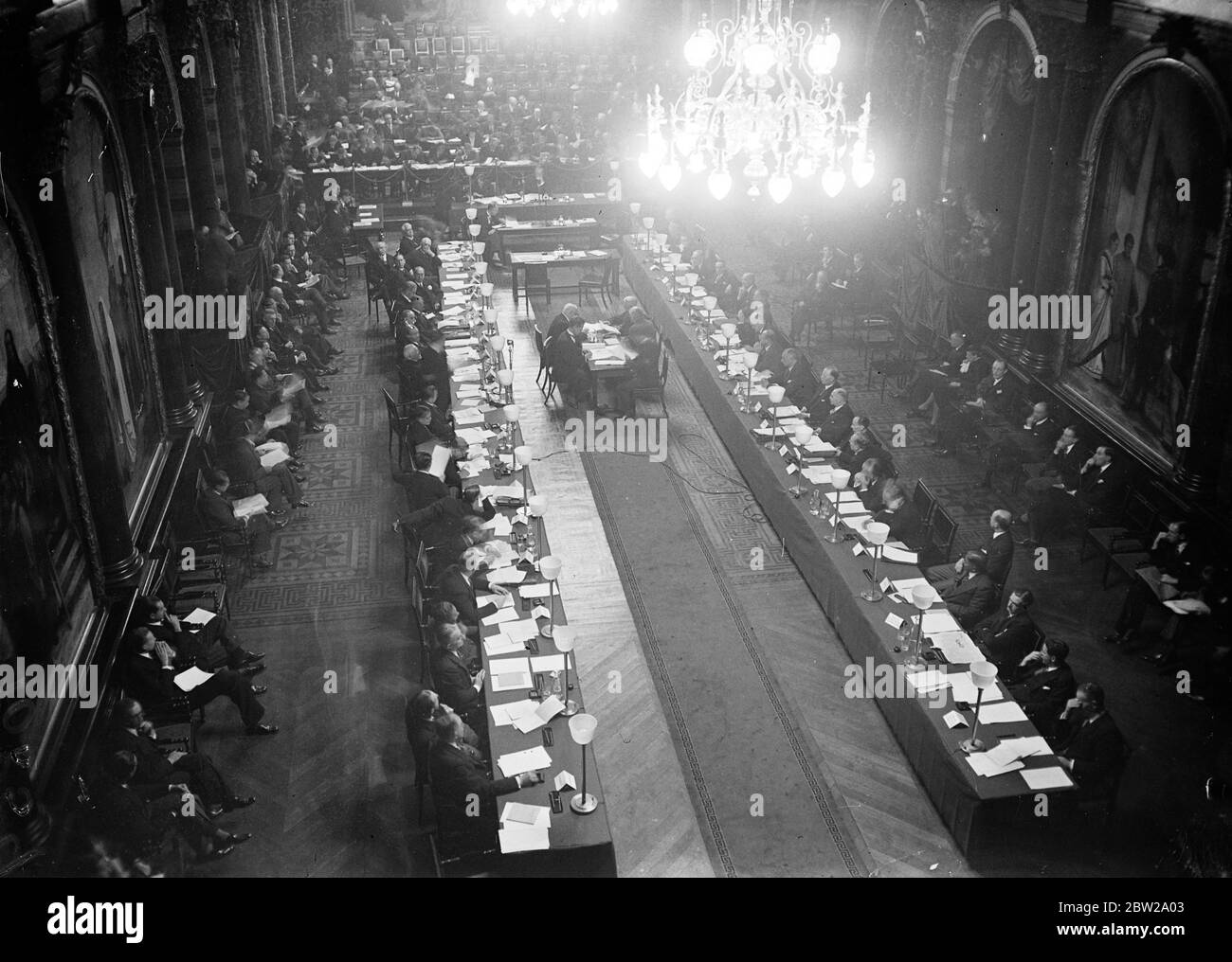 Si apre a Bruxelles la Conferenza sul potere sulla Cina. Alla presenza di delegati di 19 nazioni, la Conferenza del potere ha chiesto di esaminare il problema sino-giapponese, aperta al Palais des Academies di Bruxelles, sotto la presidenza di M Paul Spaak, ministro degli Affari Esteri del Belgio. Foto mostra, la nove Power Conference in sessione. 4 novembre 1937 Foto Stock