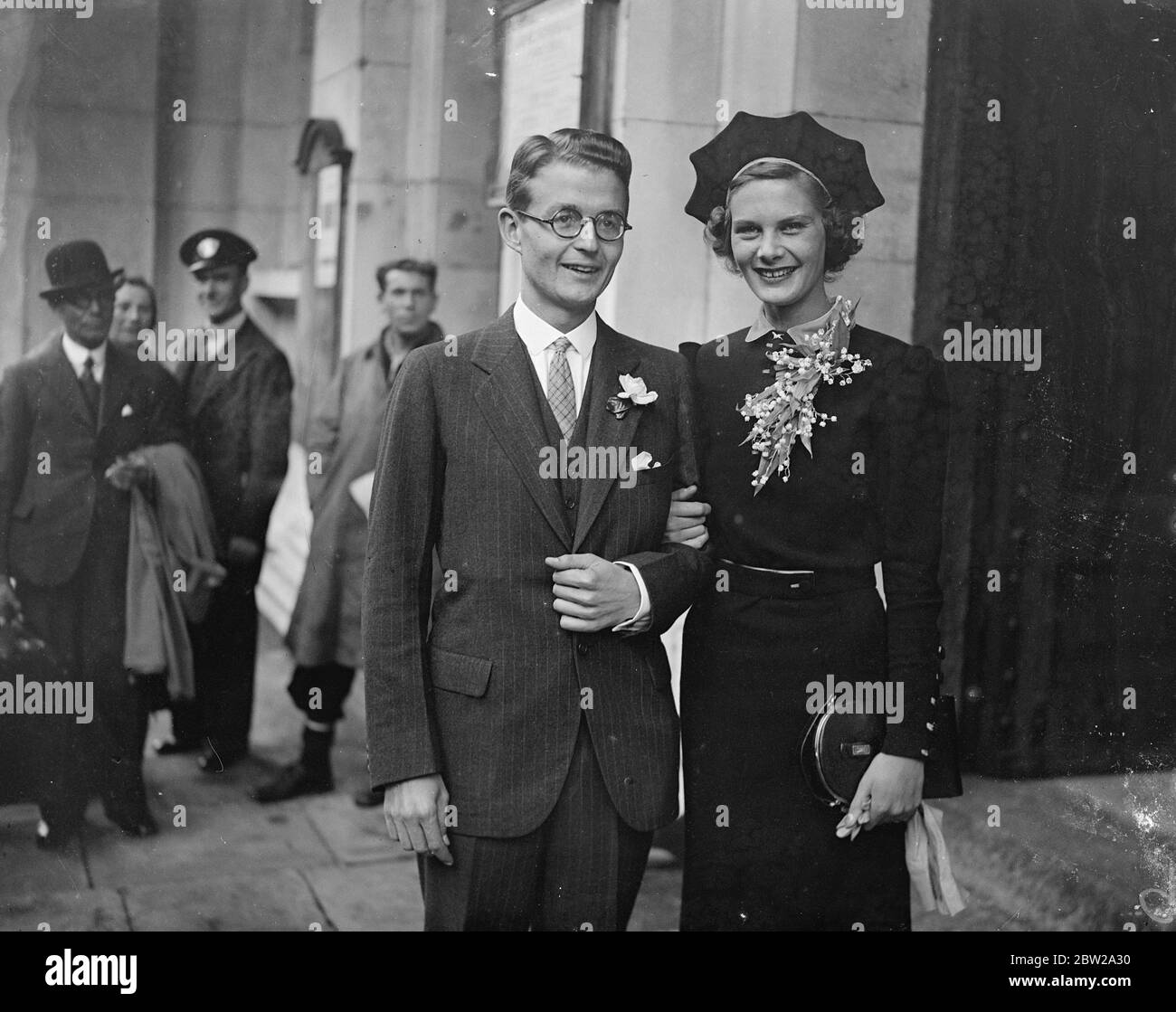 La ragazza della società sposa il broker americano a Londra dopo sette settimane di corteggiamento sette settimane dopo il primo incontro, in America, la sig.ra Marsinah Neison, 24 anni della società Mayfair, e il sig. Lyman Stebbings, ricco 27 anni di New York Stockbroker, sono stati sposati alla chiesa di St Georges, Hannover Square, Londra. La sig.na Neison è stata presentata al sig. Stebbing quando girava l'America da sola in auto. Il sig. Stebbing's ha annullato tutti i suoi impegni per navigare in Inghilterra sulla 'Queen Mary'contemporaneamente a Miss Neison. Spettacoli fotografici, la sposa e lo sposo che lasciano la chiesa dopo il matrimonio. 15 Foto Stock
