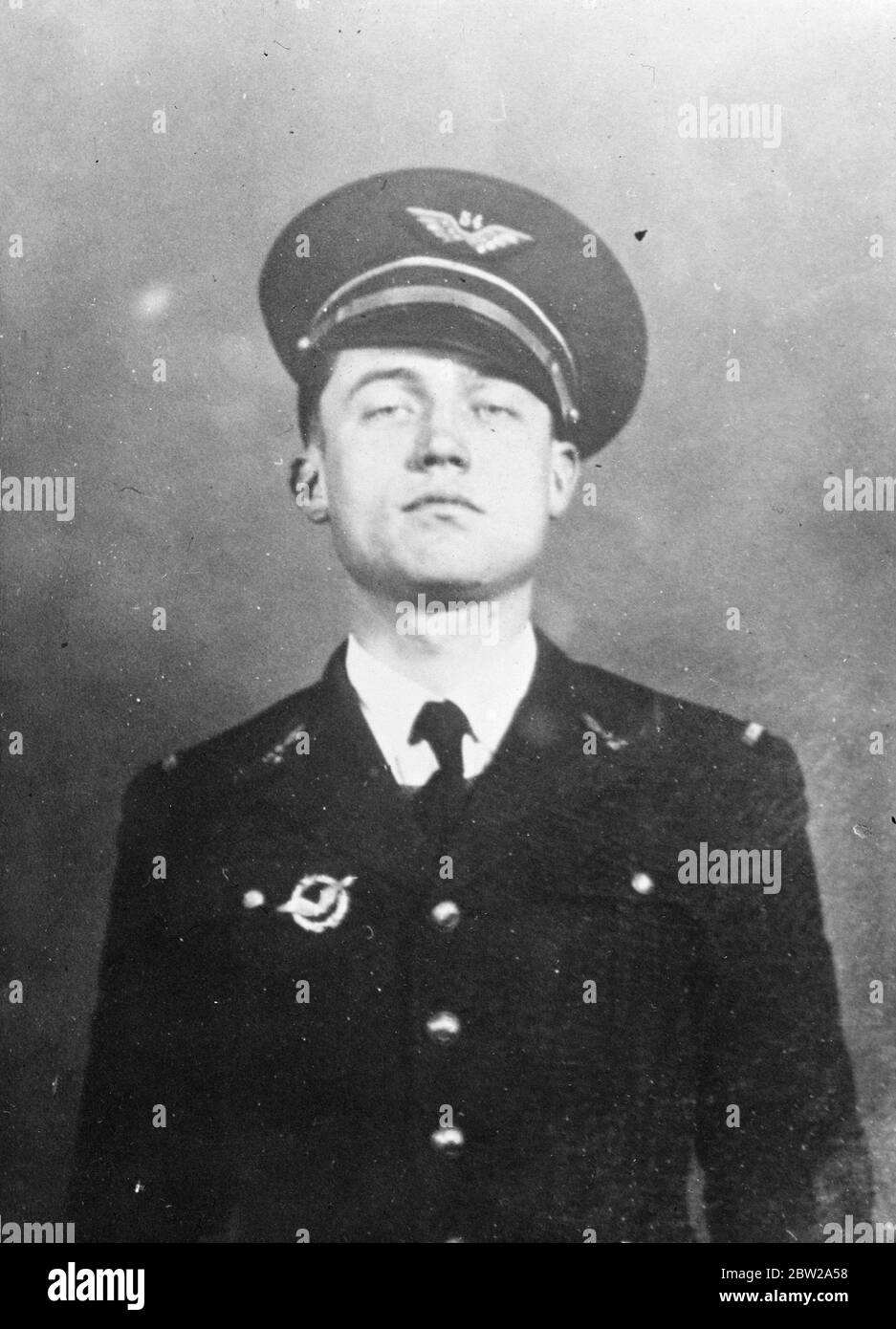 L'uomo dell'aeronautica francese è stato arrestato come "Cagoulard". L'aviatore sergente Raymond Cheron, dell'aviazione francese, è uno dei presunti membri dei Cagoulards (Hooded Men) arrestati dalla polizia francese. Come risultato delle scoperte a livello nazionale di depositi segreti di armi. 26 novembre 1937 Foto Stock