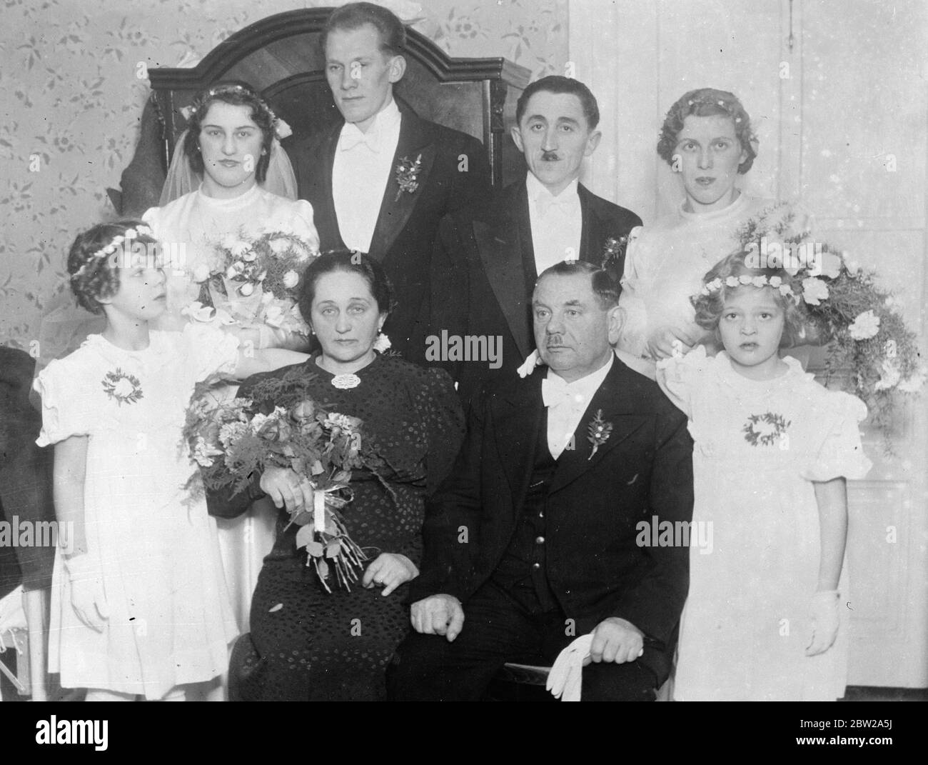 Madre e due figlie si sposarono contemporaneamente. Frau Theresia Pagaggia, vedova, e le sue due figlie si sposarono contemporaneamente nella chiesa parrocchiale di Zwischenbrucken, Austria. Frau Pagaggia divenne sposa di Herr Julius Zdarzil, sua figlia Louise sposò Herr Josef Gsur, e un'altra figlia, Anna, fu sposata con Herr Rudolf Malek. Spettacoli fotografici, le tre coppie nuziali dopo la cerimonia. La madre e il suo sposo Herr Julius Zdarzil, sono seduti in primo piano. A sinistra di Louise e del suo sposo, Herr Josef Gsur, e a destra troviamo Anna e il suo sposo, Herr Rudolf Male Foto Stock