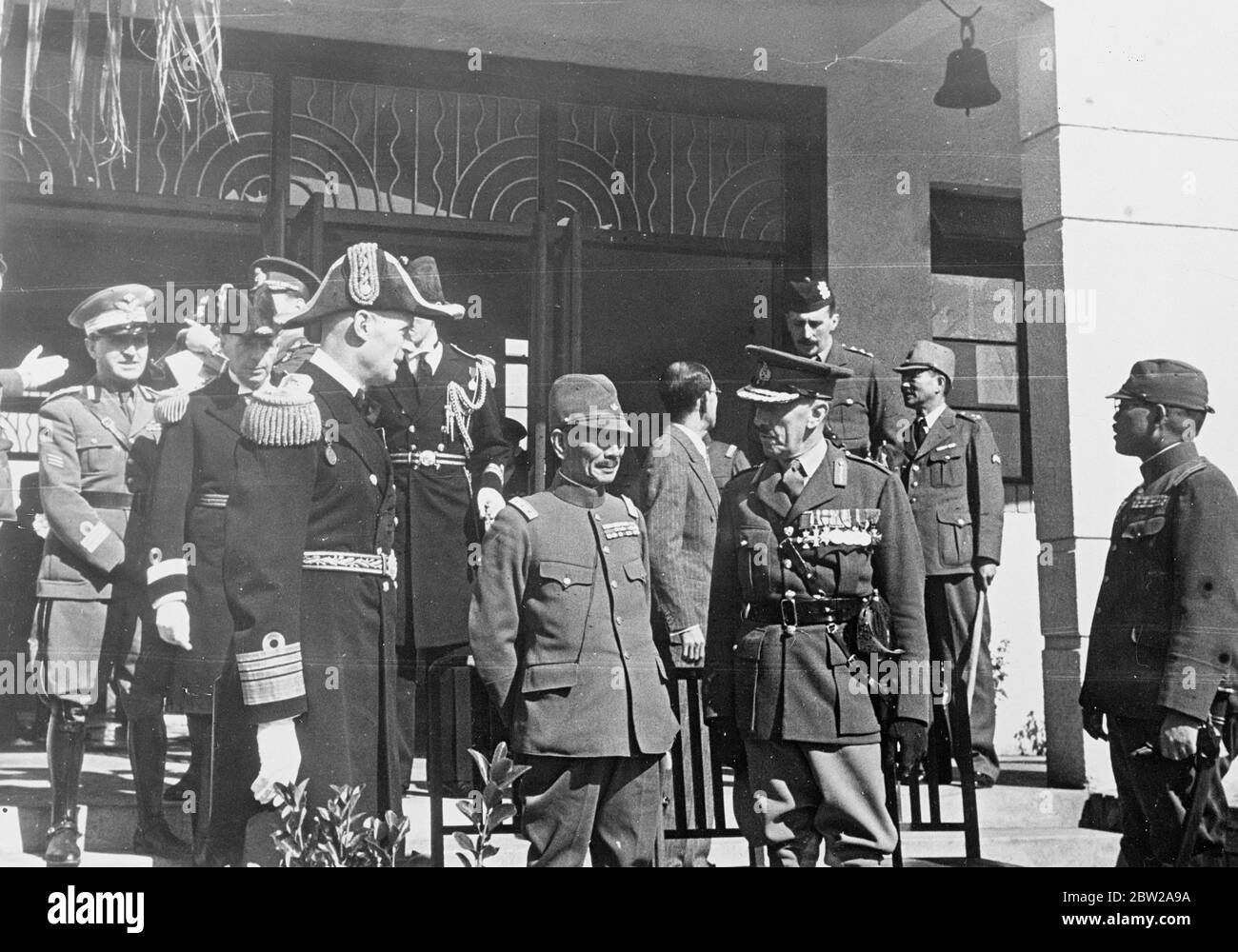 Comandanti britannici con il comandante in capo giapponese, vicino a Shanghai. ADML Sir Charles Little, comandante in capo della flotta britannica in Cina (sinistra), e il generale del brig Telfer Smollett (destra), comandante in capo delle truppe britanniche a Shanghai, con il generale Matsui, comandante in capo delle forze giapponesi, a Kiangwan, vicino a Shanghai. Si ricorderà che recentemente è stata posta in Parlamento la domanda di estanire gli ufficiali britannici si sono congratulati con il generale Matsui per il suo successo militare. 1 dicembre 1937 Foto Stock
