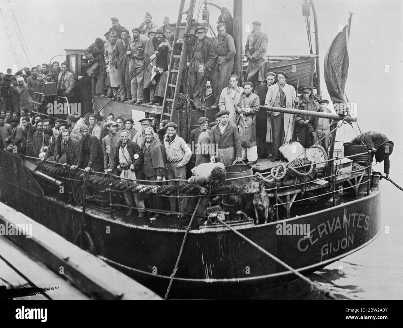 I rifugiati di milizia provenienti da Gijon arrivano in Francia. Dopo la caduta di Gijon alle truppe di Gen Franco, sono arrivati nei porti francesi carichi di rifugiati. Una nave, i Cervantes, trasportava un certo numero di miliziani. Spettacoli fotografici, i miliziani spagnoli a bordo dei 'Cervantes' all'arrivo a Pauillac, Francia. 24 ottobre 1937 Foto Stock