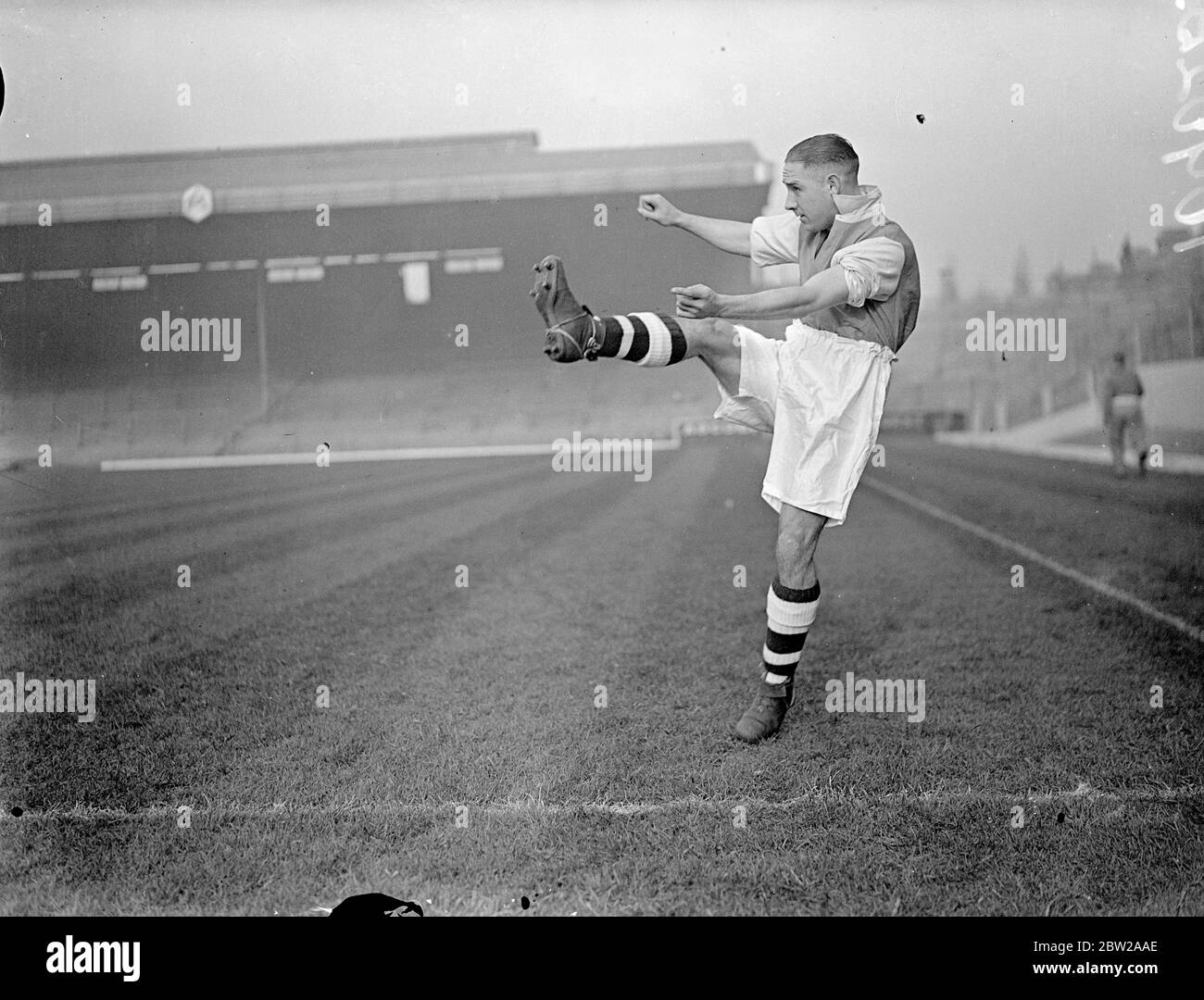 Le nuove pratiche "Hope" dell'Arsenal a Highbury. Gallese internazionale, da Coventry. Leslie Jenkins Jones, ex briciolo di Aberdare che recentemente ha guadagnato il suo sesto cappello per il Galles, è stato firmato da Arsenal e ora sta esercitando a Highbury per la partita contro Grimsby domani (sabato). Arsenal ha pagato una grande tassa di trasferimento a Coventry City per Jones e ha anche dato Davidson, il loro scozzese Inside in avanti in cambio parziale. Si spera ora che l'Arsenale spezzerà l'incantesimo della sfortuna. Non hanno vinto una partita per un mese. 5 novembre 1937 Foto Stock