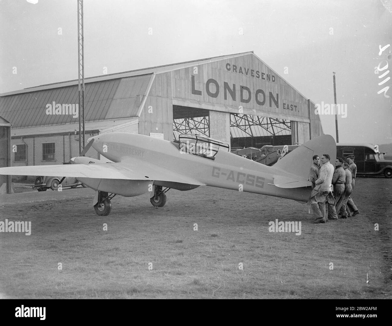 Accompagnato dalla signora Kirby Green, il suo co-pilota, in volo OFC A e Cloudon sta decolando nel suo aereo De Havilland Comet di 220 miglia all'ora 'Burberry' stasera (Domenica) nel tentativo di rompere l'Inghilterra a Cape record. Inoltre, sperano di stabilire un nuovo record per il volo di ritorno. Spettacoli fotografici, il 'Burberry' in preparazione per il decollo da Croydon. 14 novembre 1937 Foto Stock
