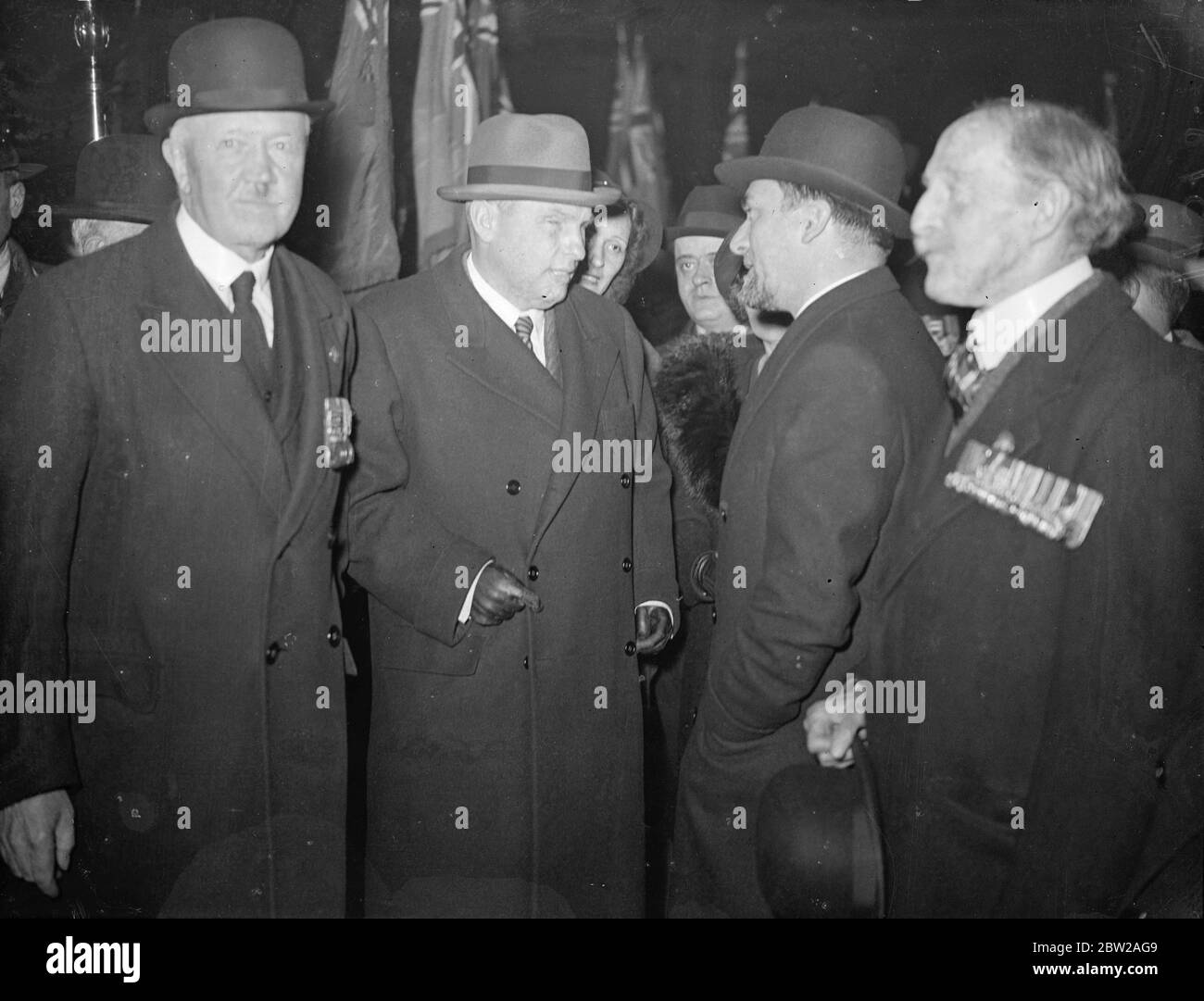 Ex militari italiani sono arrivati a Londra. Accolto dalla Legione Britannica. Veterani della Grande Guerra, un gruppo di ex-militari italiani arrivò alla Victoria Station per una visita a Londra in cambio di quella pagata a Roma l'anno scorso dai membri della Legione Britannica. Essi sono stati incontrati da funzionari della Legione Britannica e dal Conte grandi, ambasciatore italiano a Londra. Mostre fotografiche, il conte grandi saluto il Signore Carlo Delcroix, cieco, presidente dell'Organizzazione Italiana ex-servicemen disabili e maggiore dei Bersaglieri. Sulla destra Sir Frederick Maurice, presidente della Legione britannica e sulla destra Sir Ian Hamilton. 22 novembre Foto Stock