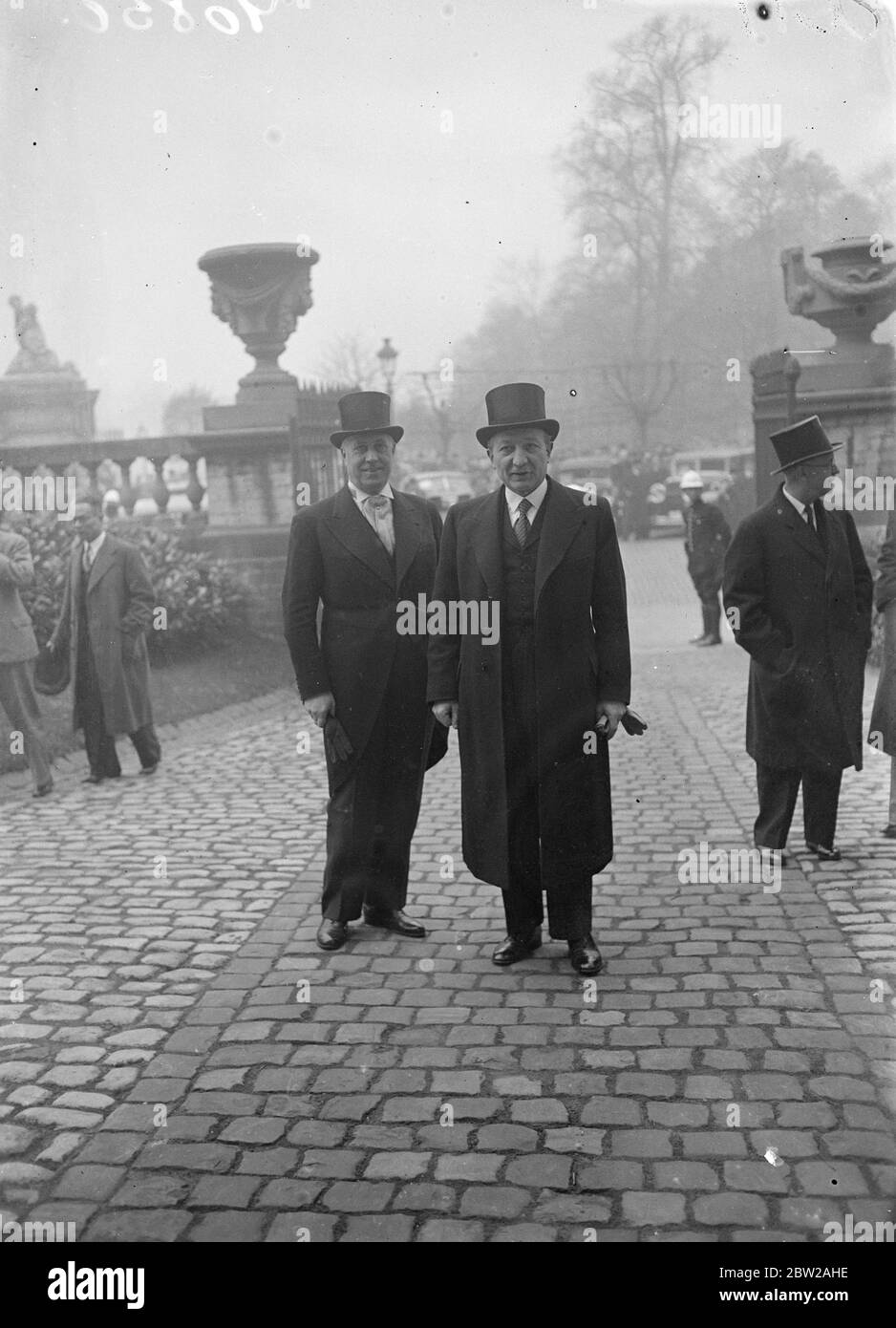 Delegati francesi e nove conferenze di potere a Bruxelles. Alla presenza di delegati di 19 nazioni, la Conferenza del potere ha chiesto di esaminare il problema sino-giapponese, aperta al Palais des Academies di Bruxelles, sotto la presidenza di M Paul Spaak, ministro degli Affari Esteri belga. Spettacoli fotografici, M Yvon Delbos, ministro degli Esteri francese, e M Detassan, che arrivano al Palais des Academies di Bruxelles. 4 novembre 1937 Foto Stock