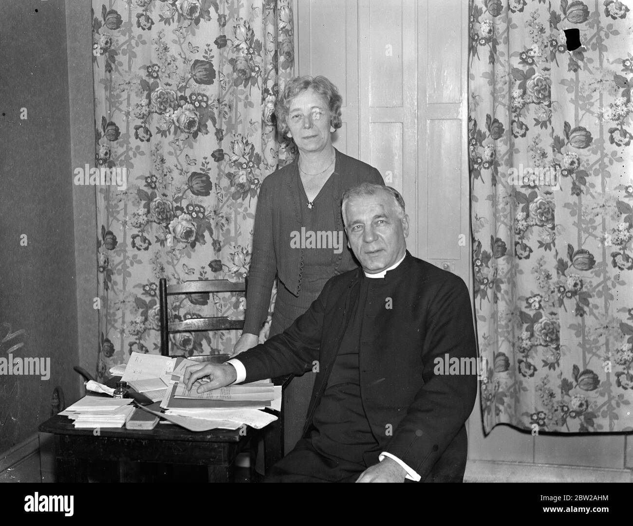 Il Vescovo di Cariboo porta al Re i saluti indiani. Da 60,000 mi.Â², diocesi. Un Vescovo pittoresco quanto la sua diocesi si trova a Londra, portando un messaggio da 2000 dei suoi parrocchiani indiani al Re. È il vescovo 6'1 di Cariboo, il Rev di destra, G A Wells, la cui diocesi è lunga 600 miglia e copre 60,000 mi.Â² della Columbia Britannica. Il suo lavoro è principalmente tra indiani, minatori d'oro e trapani. Il dottor Wells ha portato a Londra. Un messaggio degli indiani che ringraziano la nonna dei re, la regina Vittoria, per aver dato loro le loro terre e la felicità. Foto mostra, il Rev. A destra, Rev. G A Wells, Vescovo di Carib Foto Stock