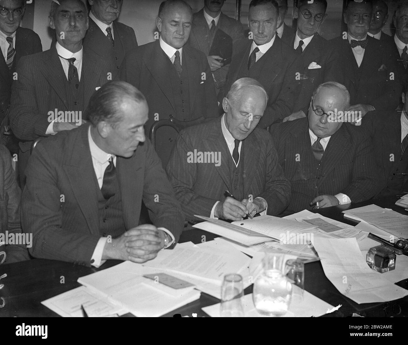 Fondo pensionistico per ex esercenti della Marina formalmente stabilito a Londra. Il fondo pensione per ufficiali della Marina mercantile è stato formalmente istituito quando l'atto fiduciario è stato firmato in una riunione dei pannelli ufficiali di navigazione e di ingegnere del Consiglio Marittimo Nazionale presso le sedi di Consiglio, Bevis Marks. Il fondo è il più grande del suo genere in Gran Bretagna. Sotto di essa, tra 20,000 e 25,000 ufficiali delle navi mercantili britanniche diventano ammissibili per le pensioni. Foto mostra, il signor AB Cauty, il presidente dei gruppi di esperti di navigazione e ingegneri del Consiglio Marittimo Nazionale, firma il Trust Deed, WIT Foto Stock