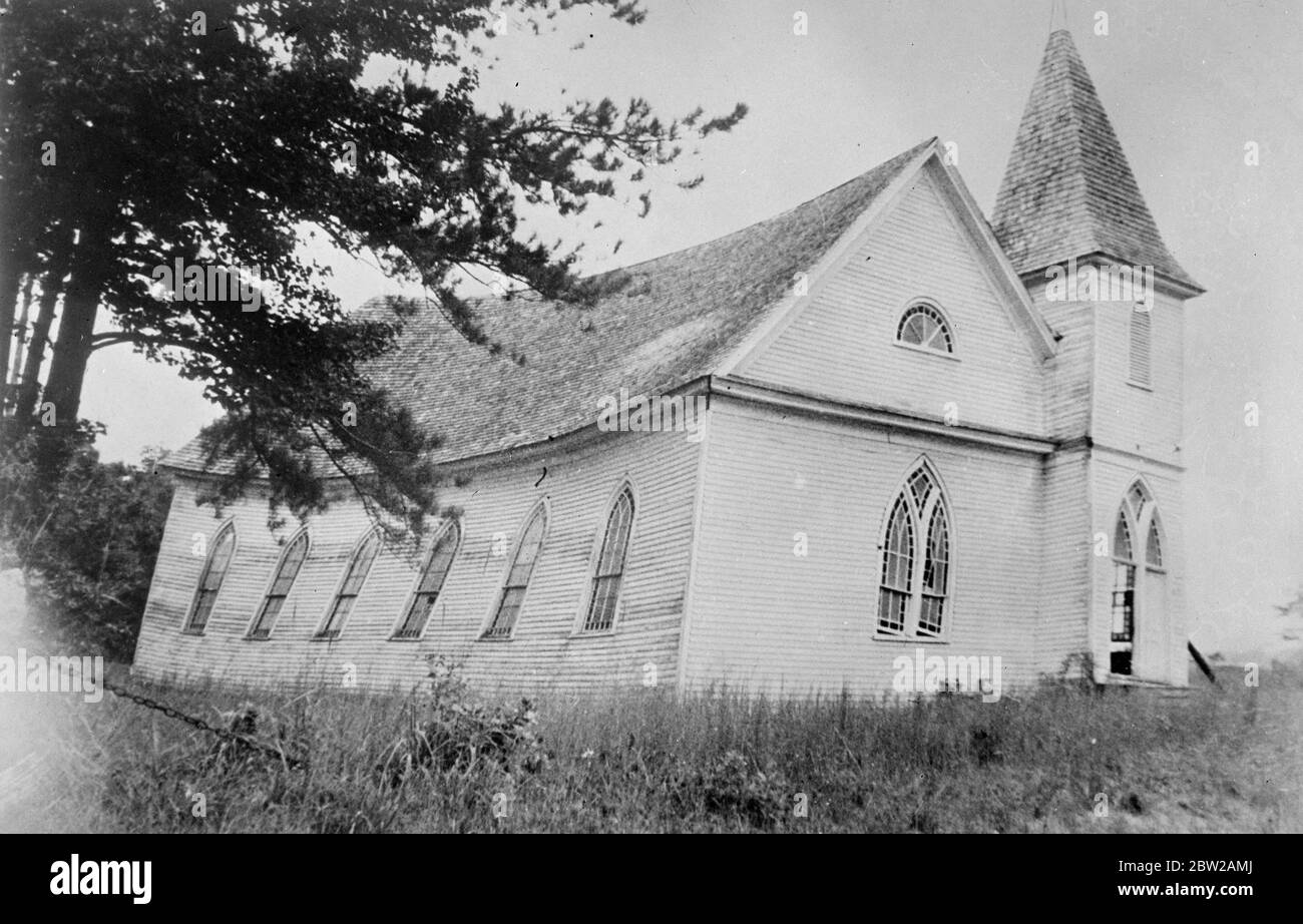 Chiesa pendente di Sligo, che ha riferito su 'crutches'. Lo spettacolo insolito di un intero edificio, appoggiato ad un angolo pazzo e supportato su 'crutches' può essere visto sulla strada principale tra Norfolk, Virginia, e Kitty Hawk, Carolina del Nord. Questa è la chiesa di campagna di Sligo, Carolina del Nord. Foto mostra, la chiesa di campagna pendente di Sligo, Carolina del Nord. Foto Stock