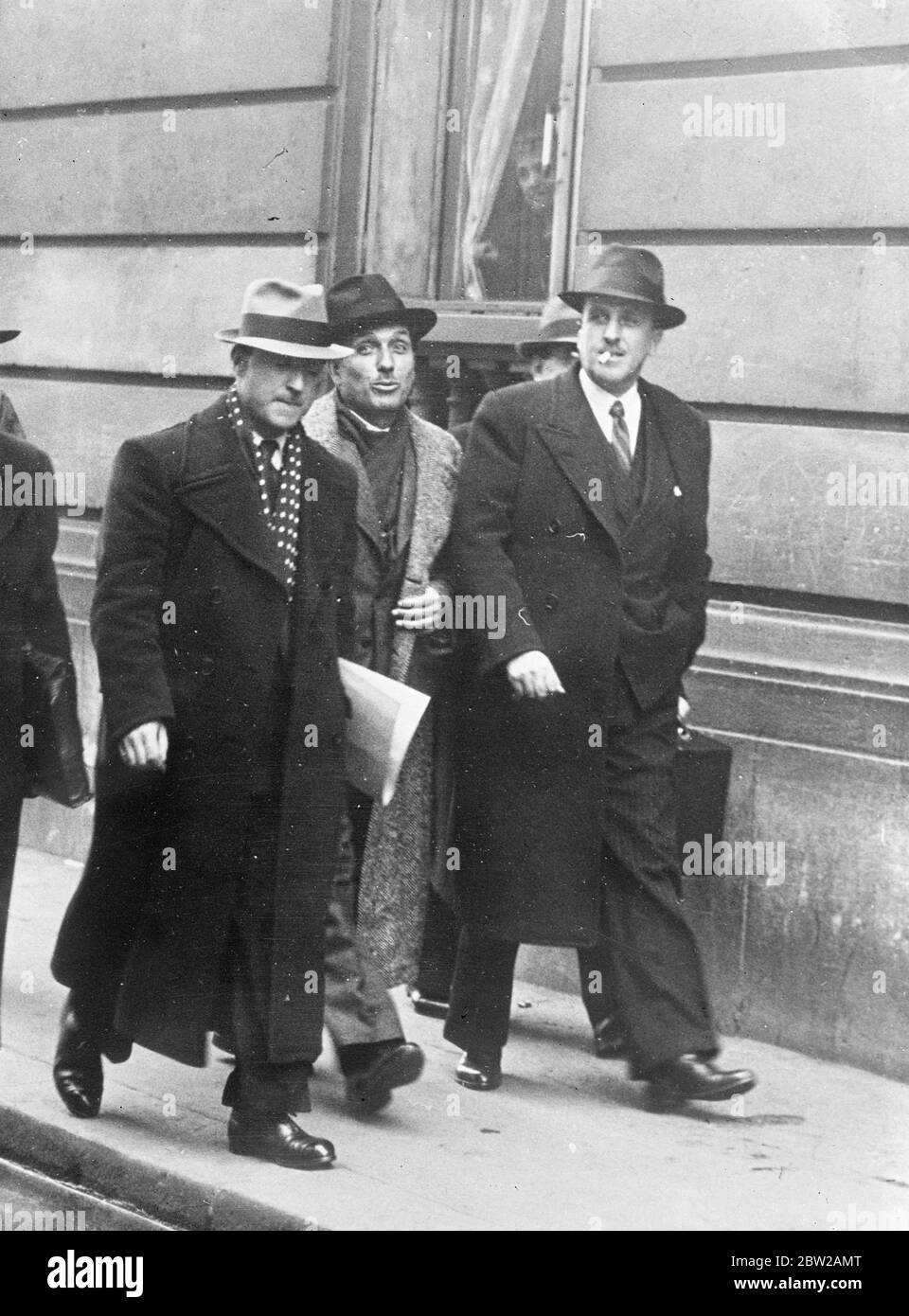 Il milionario duca corsa Pozze di Borgo, ex diplomatico, pilota in guerra e un tempo leader del fascista sciolto Croix de Feu, è stato arrestato a Parigi. È accusato di essere uno dei leader dei 'Cagoulards' (uomini incappucciati), l'organizzazione rivoluzionaria segreta le cui ramificazioni a livello nazionale di appena sono state esposte dalla polizia inchiesta. Il duca ha recentemente vinto un'azione di diffamazione contro il suo ex capo, il colonnello de la Rocque, causando una sensazione quando ha asserito che il colonnello era stato 'subsidised' dall'ex Premier. Spettacoli fotografici, Duca Pozzo di Borgo (sigaretta rightm), scortato dal detective Foto Stock