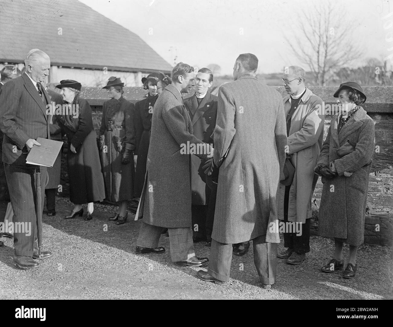 Re ispeziona la sua fattoria di casa a Stoke Climsland durante il tour del Ducato. Il re ricevette un caloroso benvenuto dagli inquilini quando arrivò alla fattoria di casa, Stoke Climsland, durante il suo tour della tenuta Ducato di Cornovaglia. 1 dicembre 1937 Foto Stock