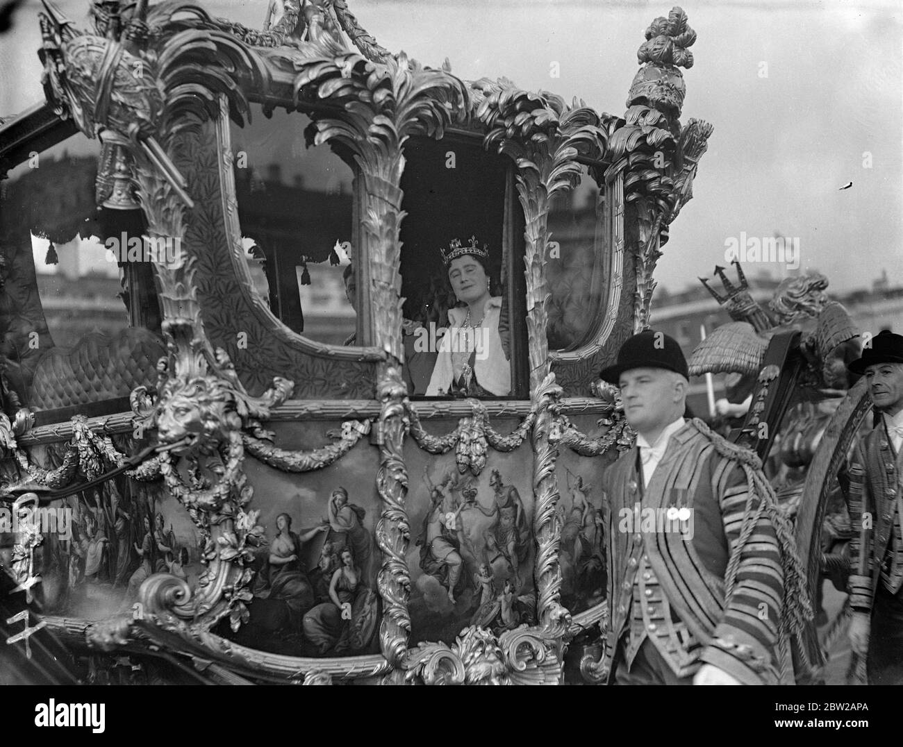 Re e Regina tornarono al Palazzo dopo l'apertura del Parlamento. Il re e la regina tornarono a Buckingham Palace dopo l'apertura del Parlamento. 26 ottobre 1937 Foto Stock