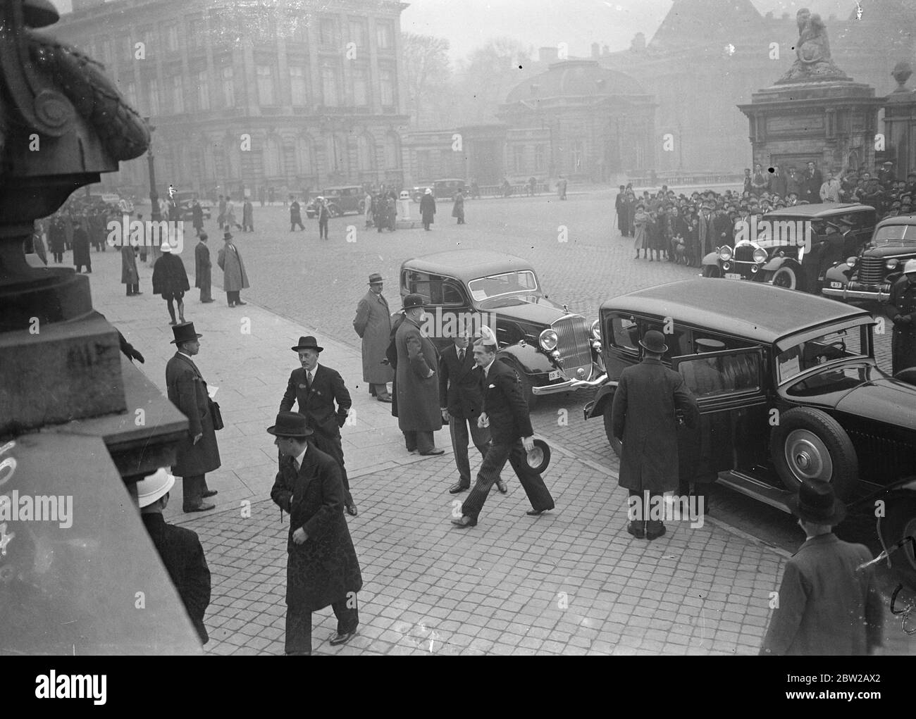 Eden alla conferenza dell'Estremo Oriente a Bruxelles. Anthony Eden, ministro degli Affari esteri britannico, si è Unito al Palais des Academies di bruxelles, quando 19 nazioni si stanno impartire per porre fine alla guerra sino-giapponese il 4 novembre 1937 Foto Stock