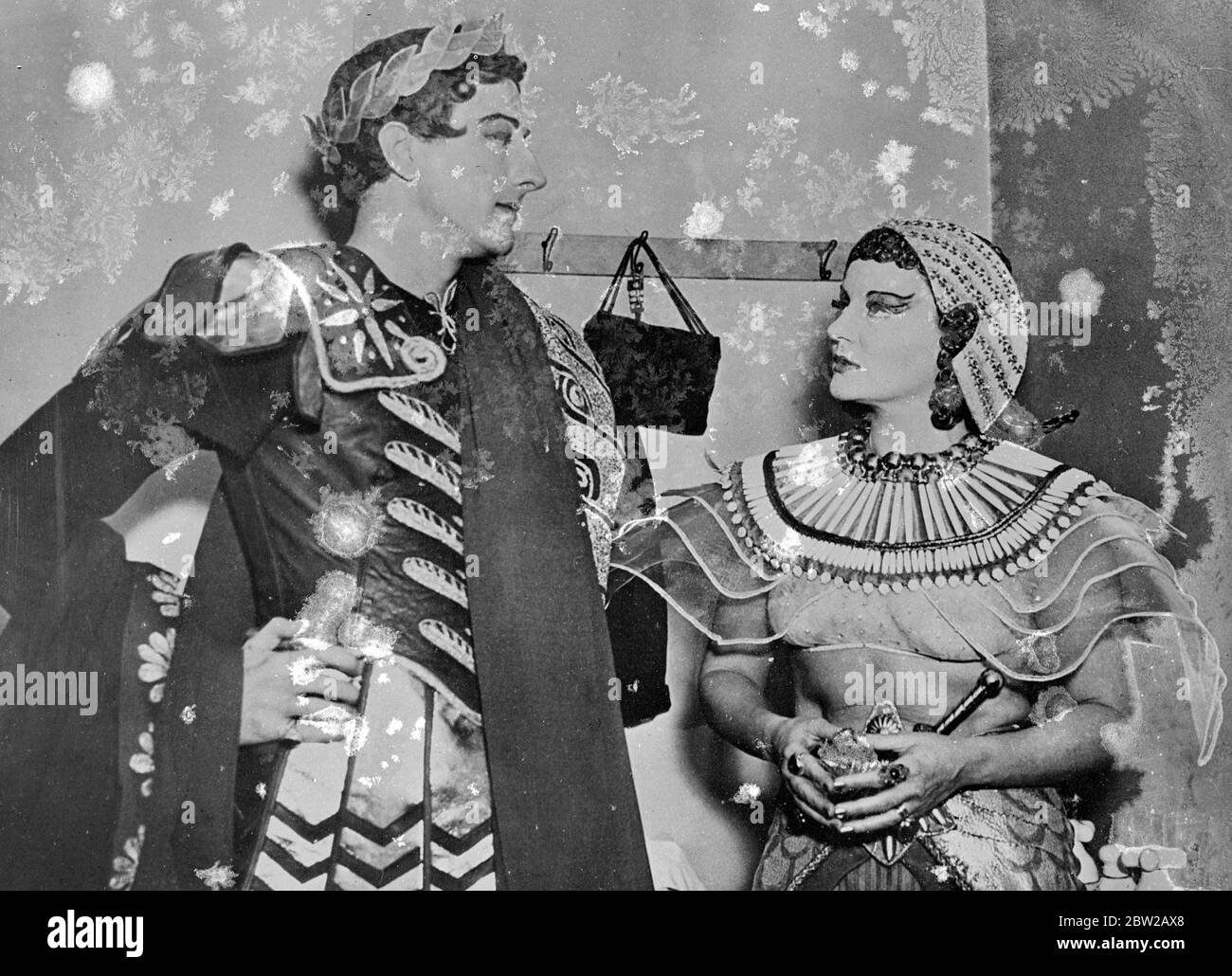 Tallulah e marito, co-giocatori in 'Antony e Cleopatra'. Tallulah Bankhead e John Emery, Jr, che erano sposati, solo il mese scorso hanno fotografato quando sono comparsi insieme nel gioco 'Antony and Cleopatra' a Rochester, New York. Tallulah interpreta Cleopatra e suo marito Cesare. Conway Tearle gioca di fronte a Miss Bankhead come Marc Antony. 20 ottobre 1937 Foto Stock