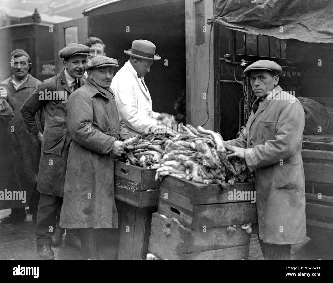 Una scena affollata al Rabbit Skin Corner , Smithfield Market , dove vengono trattate migliaia di pelli animali . Vengono poi inviati ai conciatori e successivamente fatti in capi di abbigliamento . 8 novembre 1921 Foto Stock