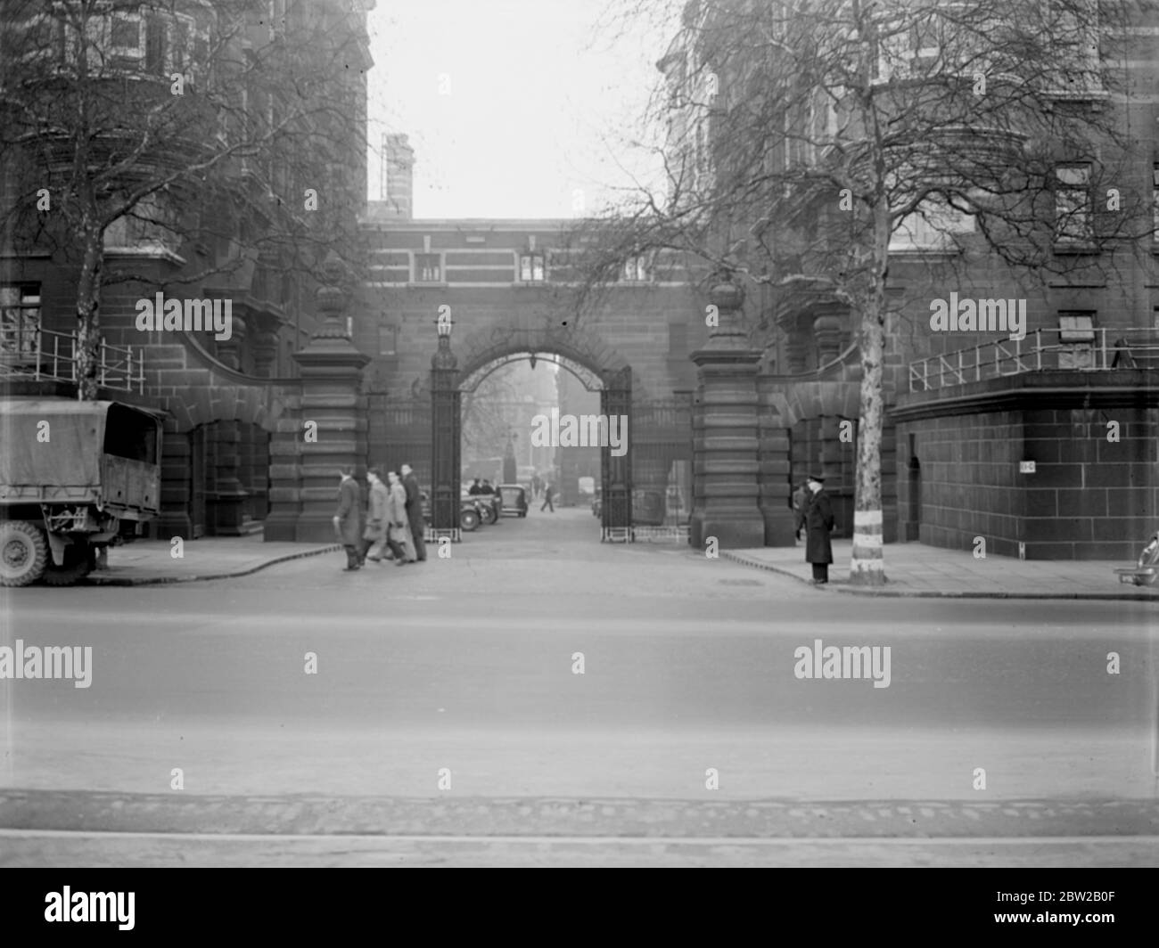 Gli edifici Norman Shaw (precedentemente noti come New Scotland Yard), Victoria Embankment. [No Original caption, date] 1930, 1940 Foto Stock