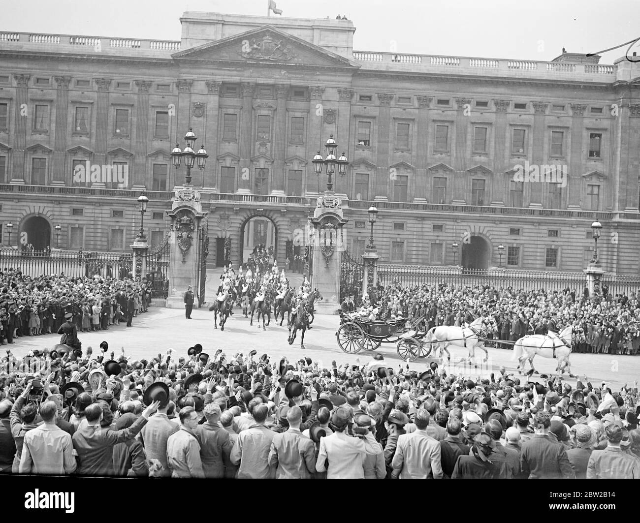 Il Re e la Regina partono per il Canada. Una vista generale che mostra il Re e la Regina e le Principesse che lasciano Buckingham Palace sulla strada per la stazione di Waterloo. 6 maggio 1939 Foto Stock