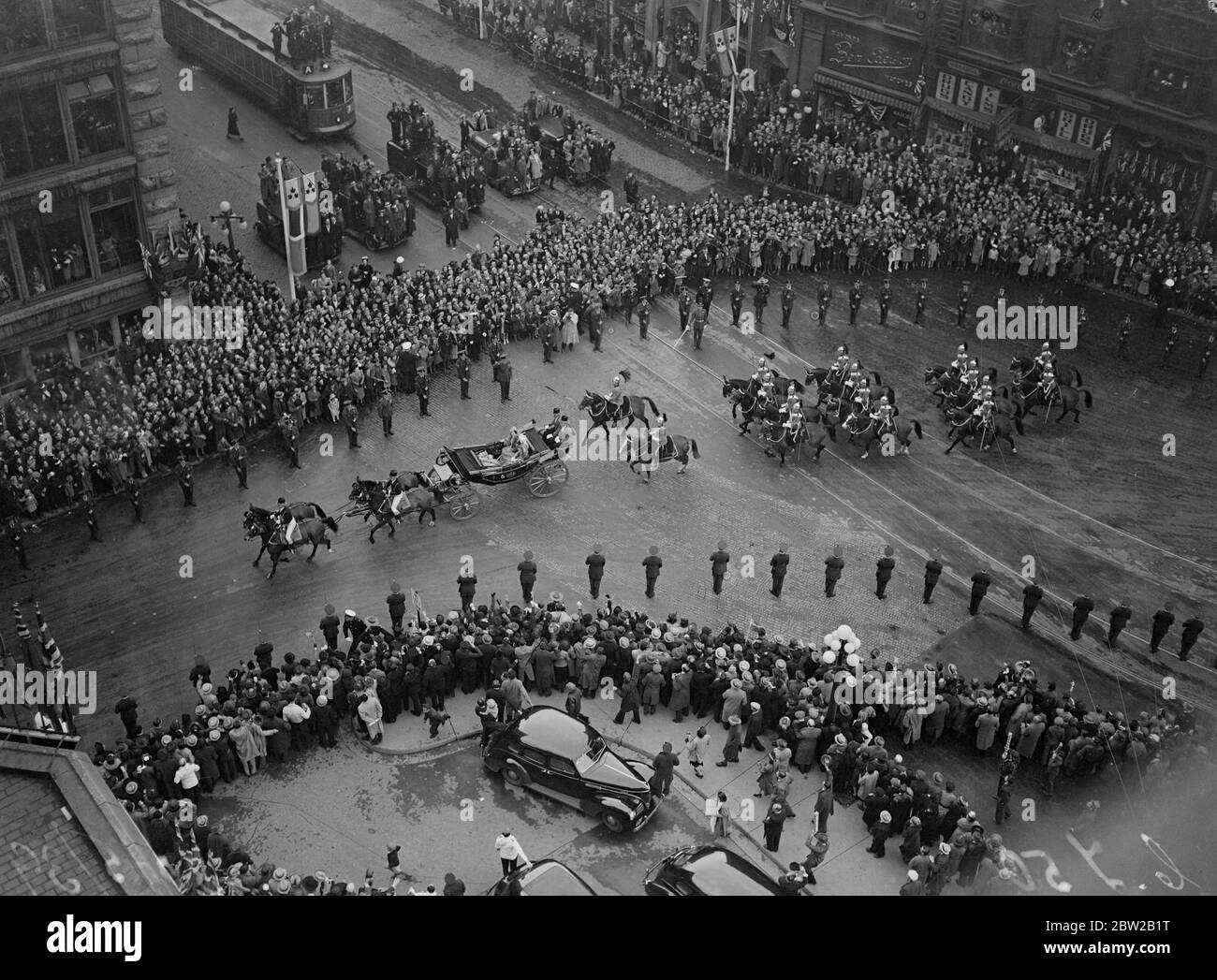 Il Re e la Regina in una carrozza aperta con accompagnatore montato che attraversa le strade di Ottawa all'arrivo. Il partito reale ha trascorso tre giorni nella capitale del Canada. 30 maggio 1939 Foto Stock