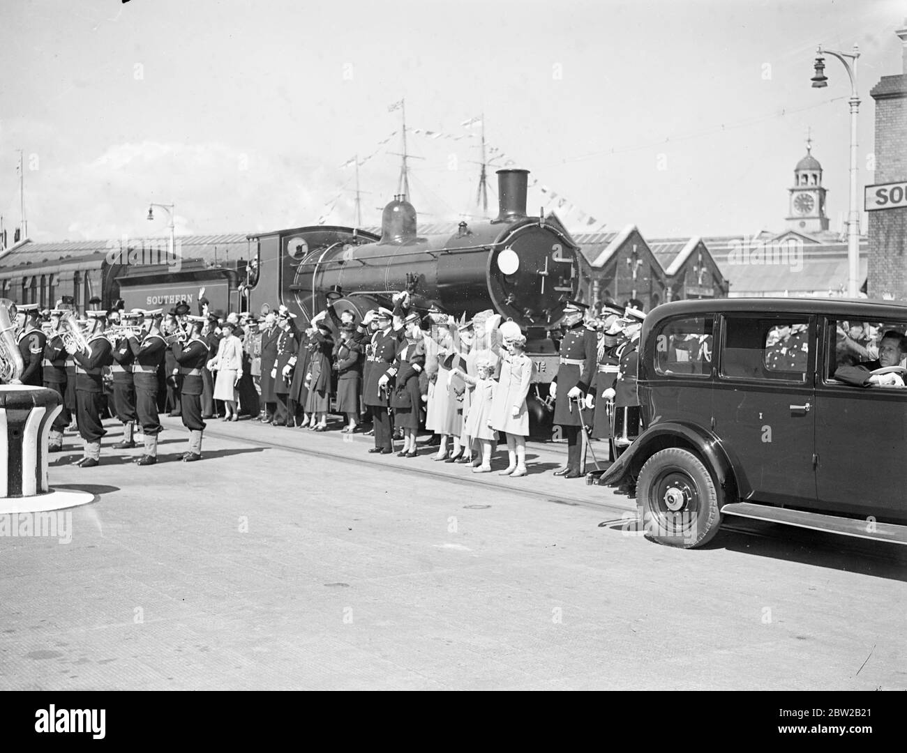 Il Re e la Regina partono per il Canada. Foto: La regina Maria e le piccole principesse Elisabetta e Margherita sventolano mentre l'imperatrice di linea dell'Australia lasciò Portsmouth. Sono anche stati visti altri membri della Famiglia reale. 6 maggio 1939 Foto Stock