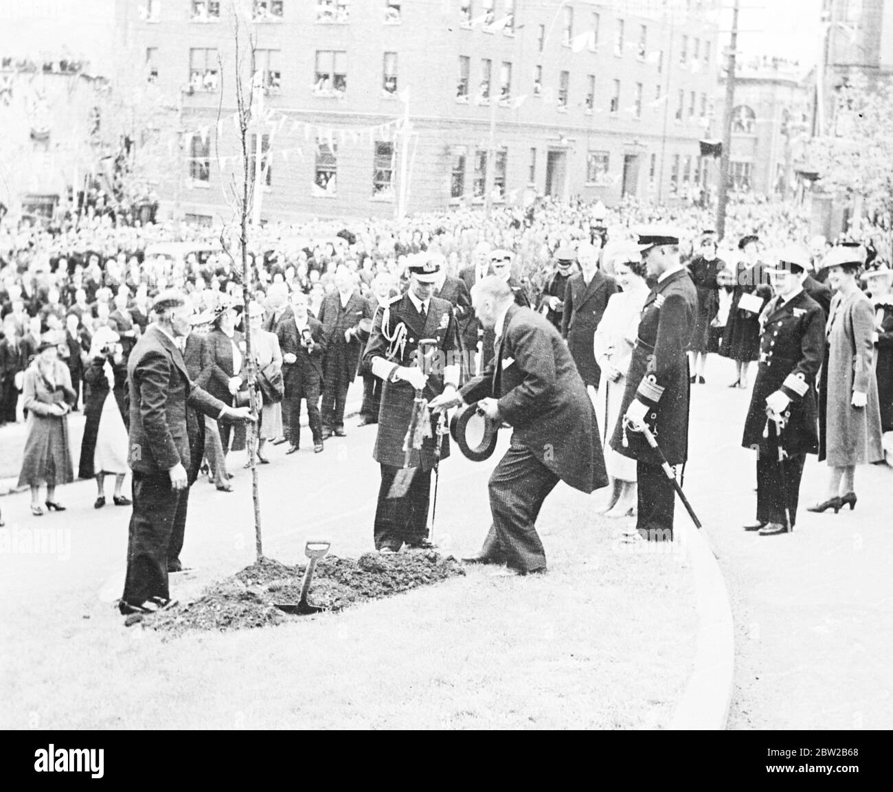 Tour del Canada reale. Il Re pianta un albero commemorativo vicino al Memoriale di Guerra a St Johns, Terranova. 22 giugno 1939 Foto Stock