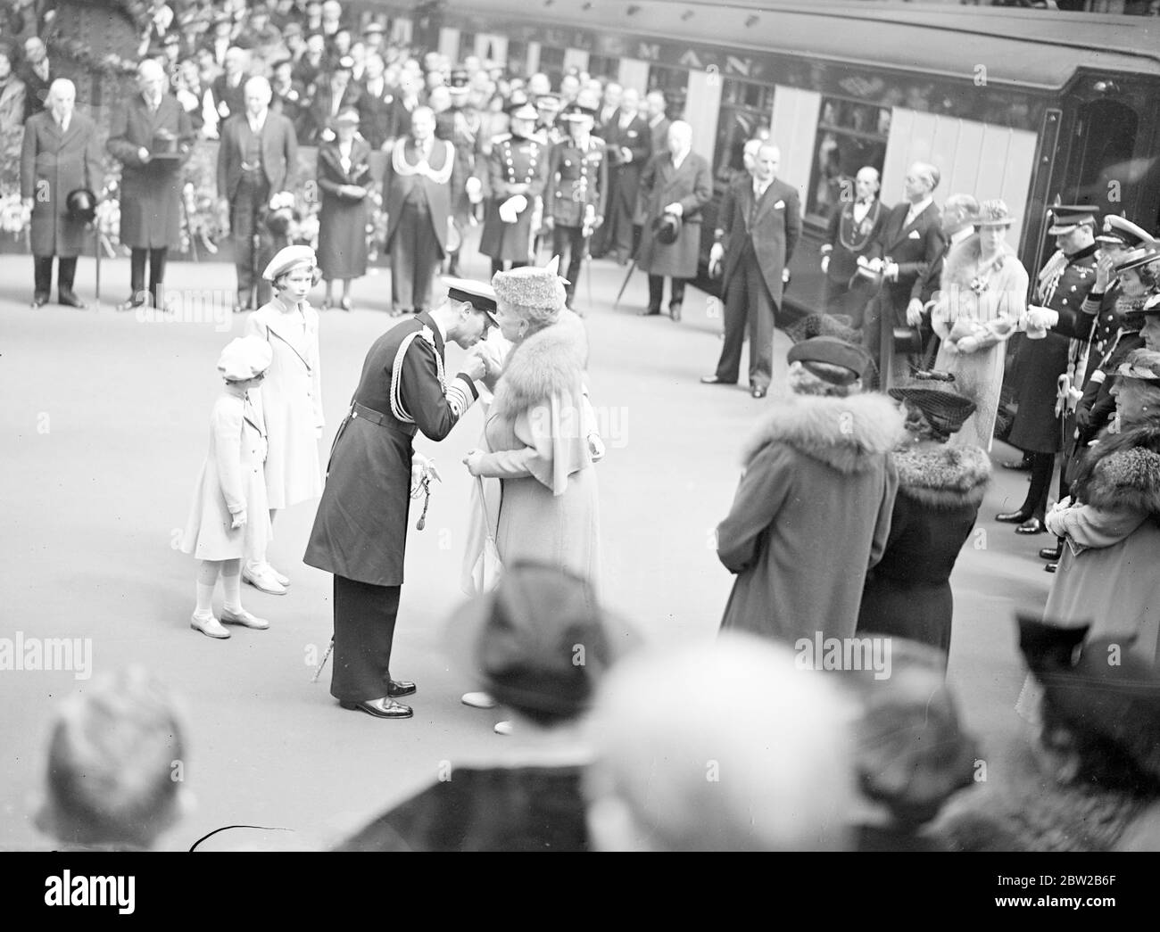Il Re e la Regina partono per il Canada. La foto mostra il re che baciava sua madre la regina Maria addio alla stazione di Waterloo. 6 maggio 1939 Foto Stock