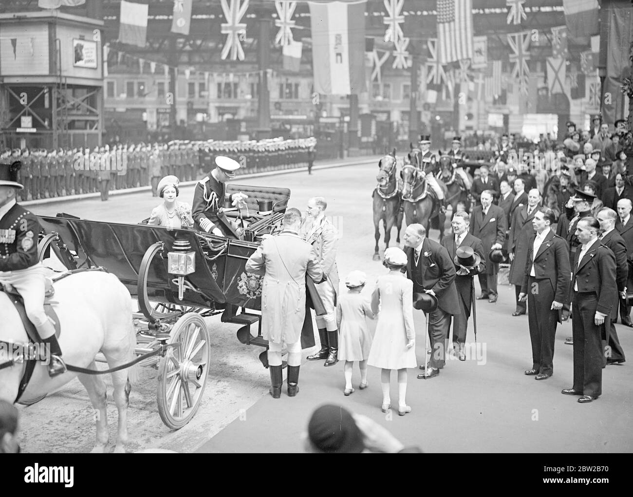 Il Re e la Regina partono per il Canada. Foto mostra il Re e la Regina e le Principesse che arrivano alla stazione di Waterloo per la loro partenza questa mattina. 6 maggio 1939 Foto Stock