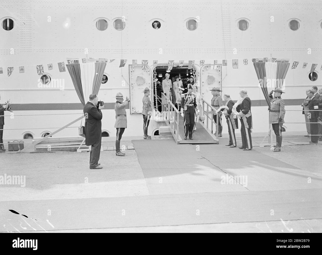 La scena come il re e la regina ha scalato a terra a QuÃ©bec dalla nave imperatrice d'Australia. Il primo ministro canadese, Mackenzie King, sta per andare avanti per salutare le loro maestà. 30 maggio 1939 Foto Stock