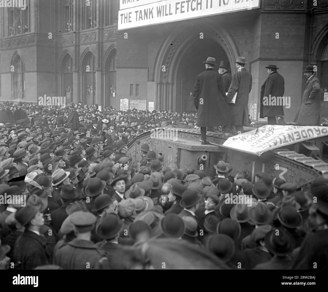 Il carro armato nazionale di bond da guerra chiama al Prudential per un assegno di Â£625,000. 5 dicembre 1917 Foto Stock