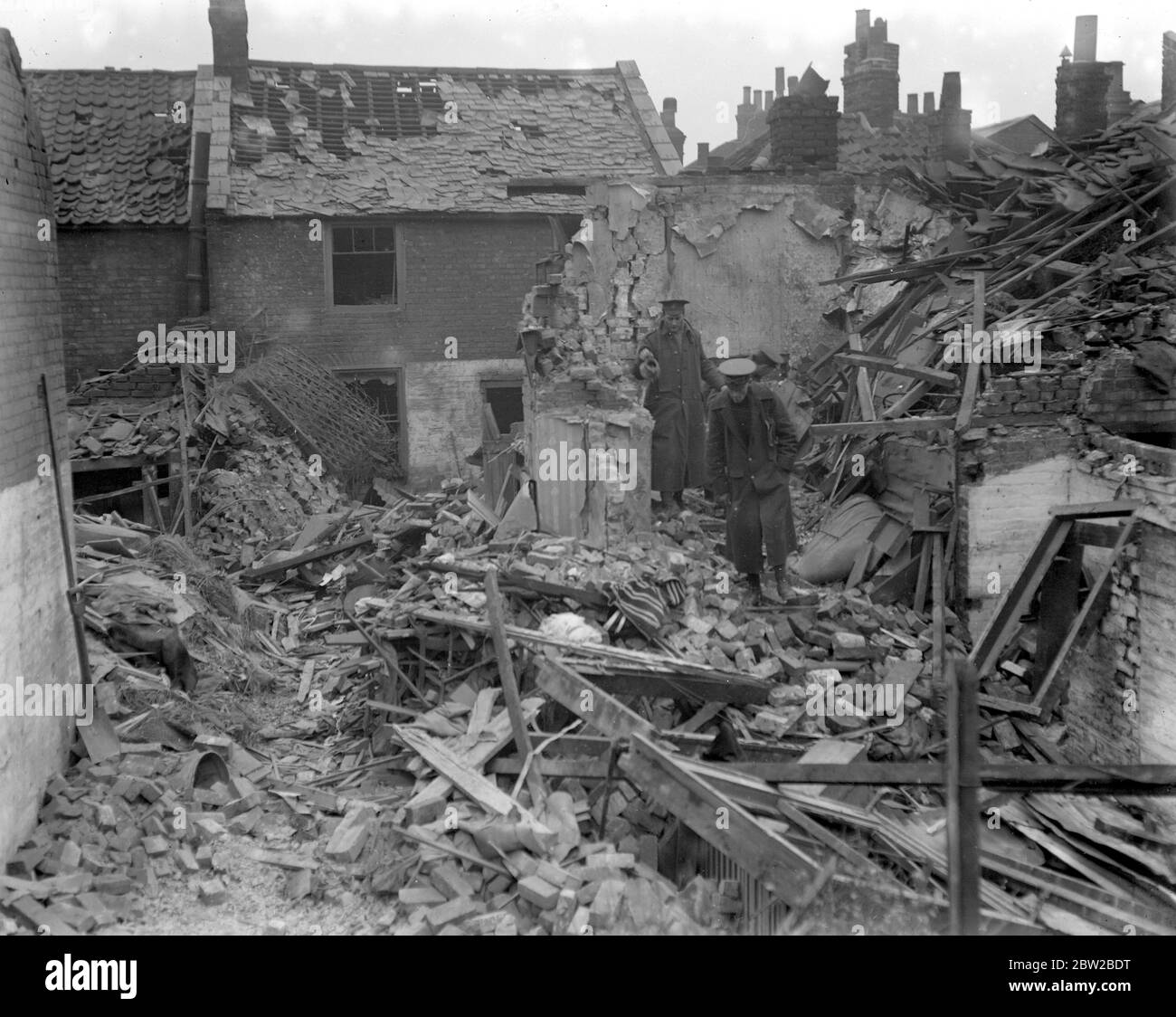 Kings Lynn Air RAID. Soldati alla ricerca in rovine di Albert Road. 1914-1918 Foto Stock