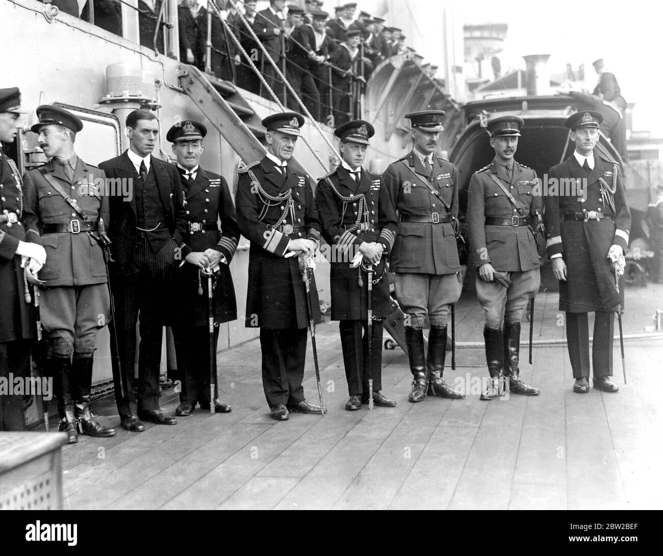 Ritorno del Principe di Galles - a Portsmouth. Da sinistra a destra - Capt Hon P. Legh, Equaly (testa girata), Sir G.Thomas (pte sec.) CAPT Dudley North (Equerry), Ammiraglio Halsey, Principe di Galles, Lord Claud Hamilton. Paymaster Lt Comm. 1935 Foto Stock