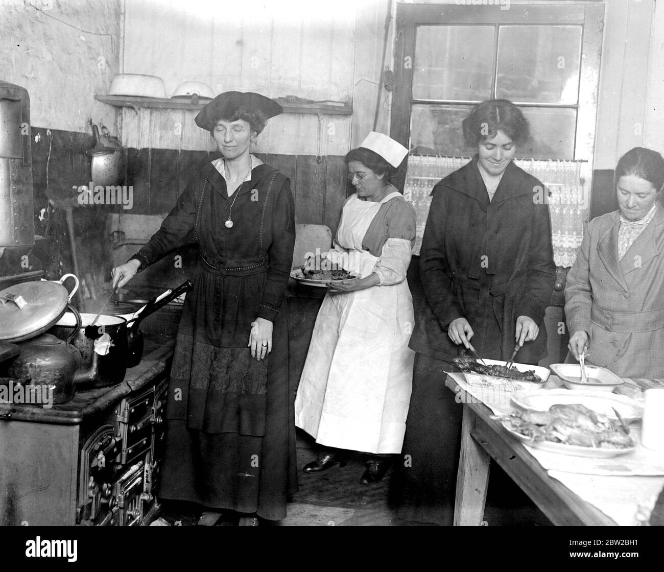 Lady Muriel Paget. Società Signore aiuto in cucina non valida. Queste cucine sono state fondate per fornire quotidianamente una dieta adeguata ai lavoratori non validi e convalescenti - ogni destinatario deve pagare tutti i pasti forniti, la carica, in alcuni casi essendo bassa come un penny o due, secondo la capacità guadagnata dei salari della famiglia servita. Lady Muriel Paget aiuta con la cucina. 28 febbraio 1917 Foto Stock