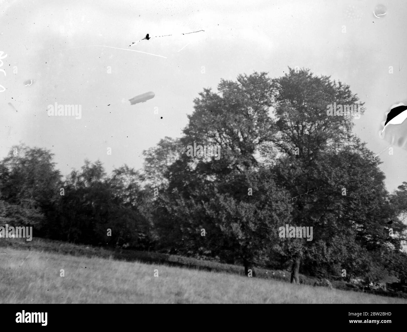 British Airship sorvolando il relitto Zeppelin a Billericay. 1914 - 1918 Foto Stock