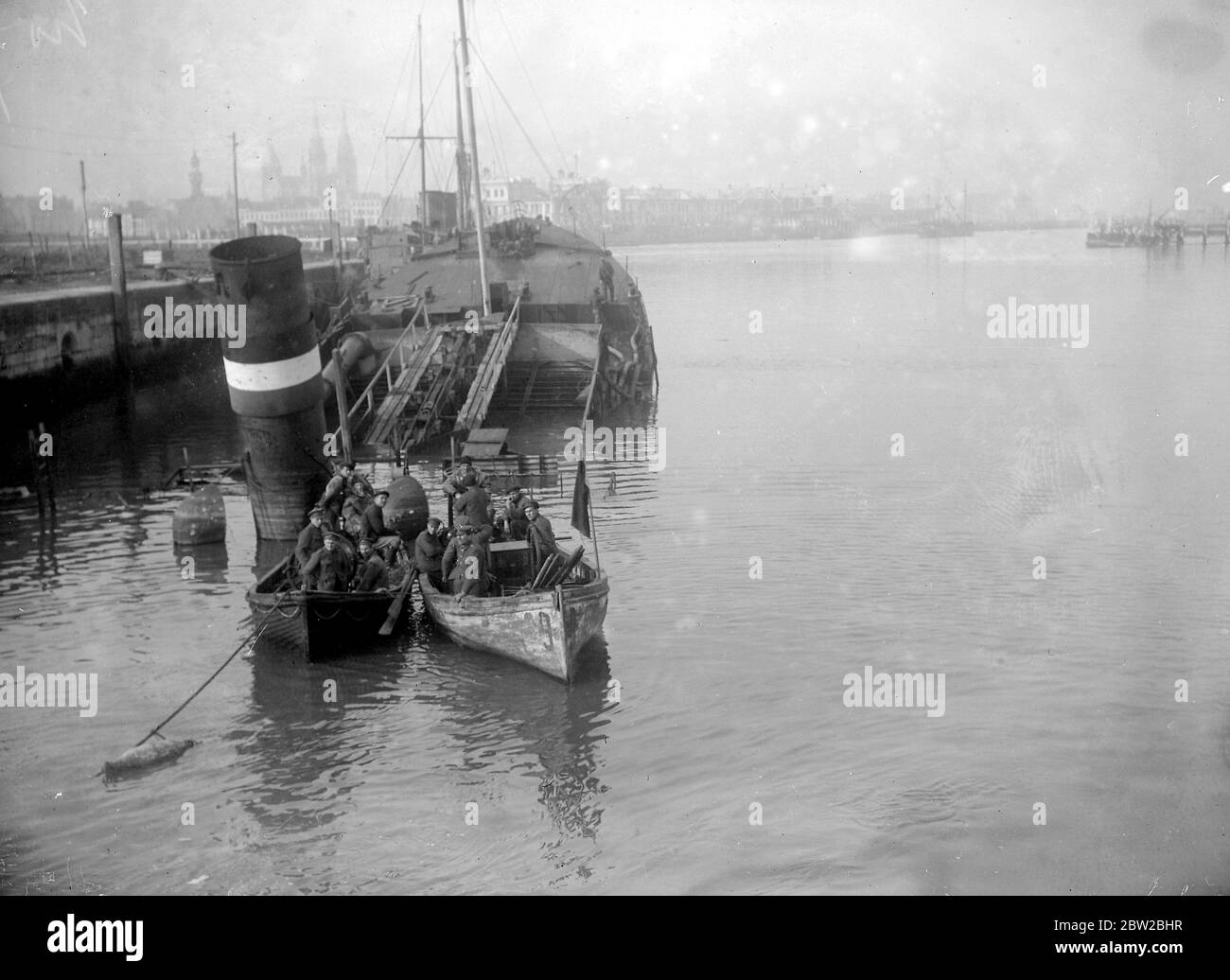 Pulire i vasi sommersi di Ostenda. Il subacqueo scende fino a liberare le catene che portano i cavi di sollevamento. 22 novembre 1918 Foto Stock