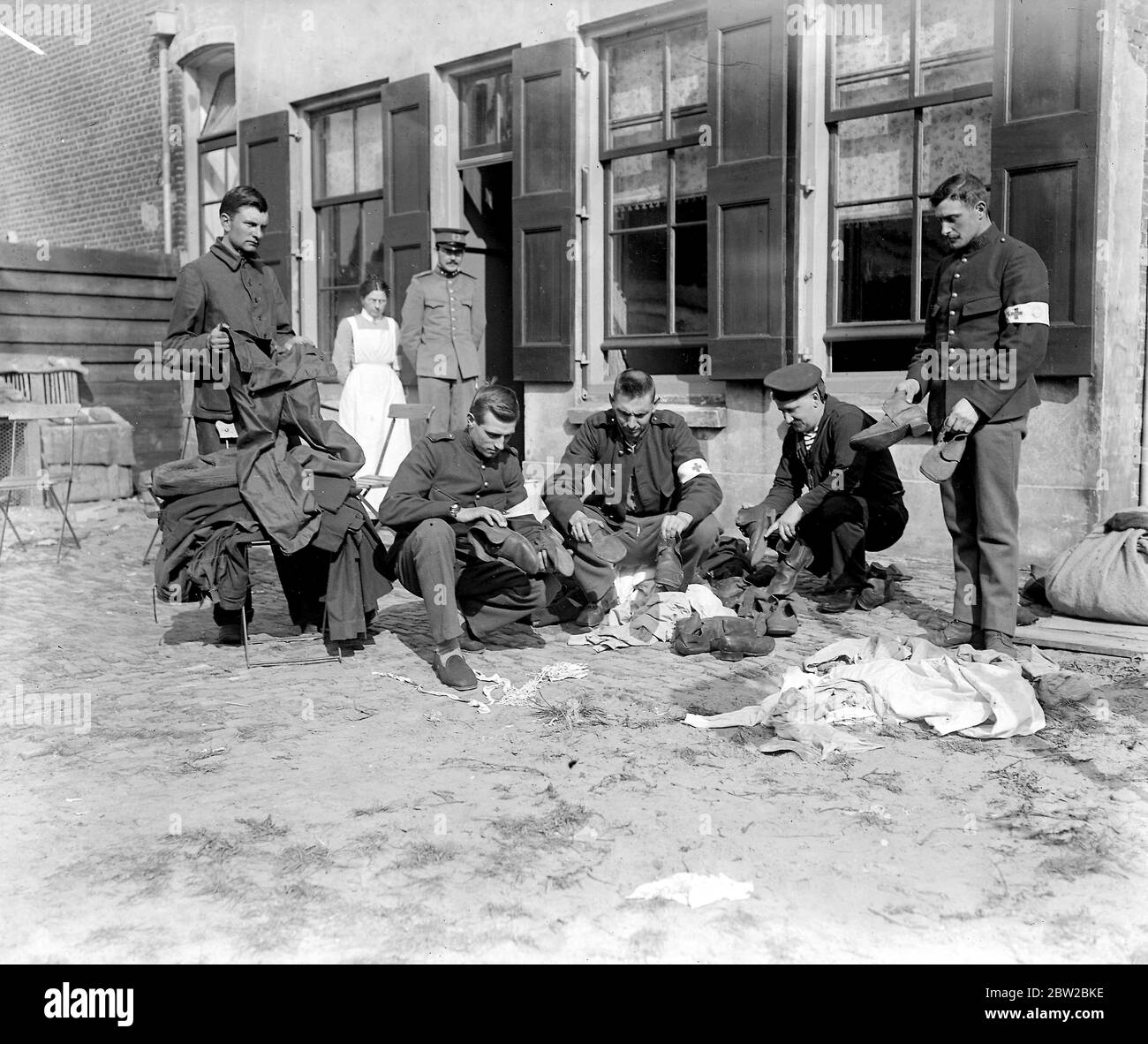Feriti marinai britannici in ospedale Ymuiden Olanda Croce Rossa olandese. Foto Stock