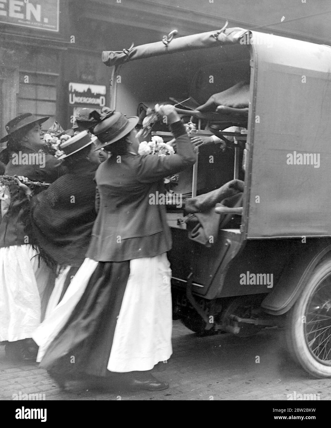 Dopo il grande avanzamento - feriti che arrivano a Charing Cross hanno fiori gettati a loro dalle ragazze dei fiori. 1914 - 1918 Foto Stock