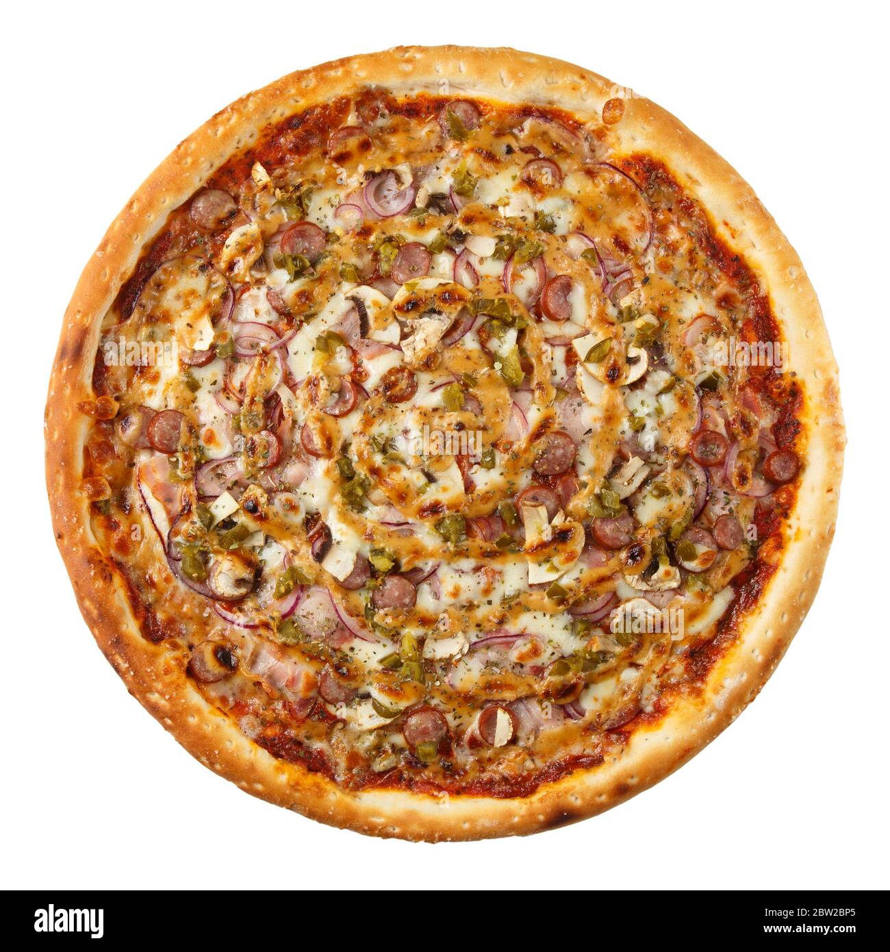 Deliziosa pizza italiana calda con salsicce di caccia, brisket, salsa di pancetta, funghi, cipolla rossa, jalapeno, origano e mozzarella di formaggio isolato su Whi Foto Stock