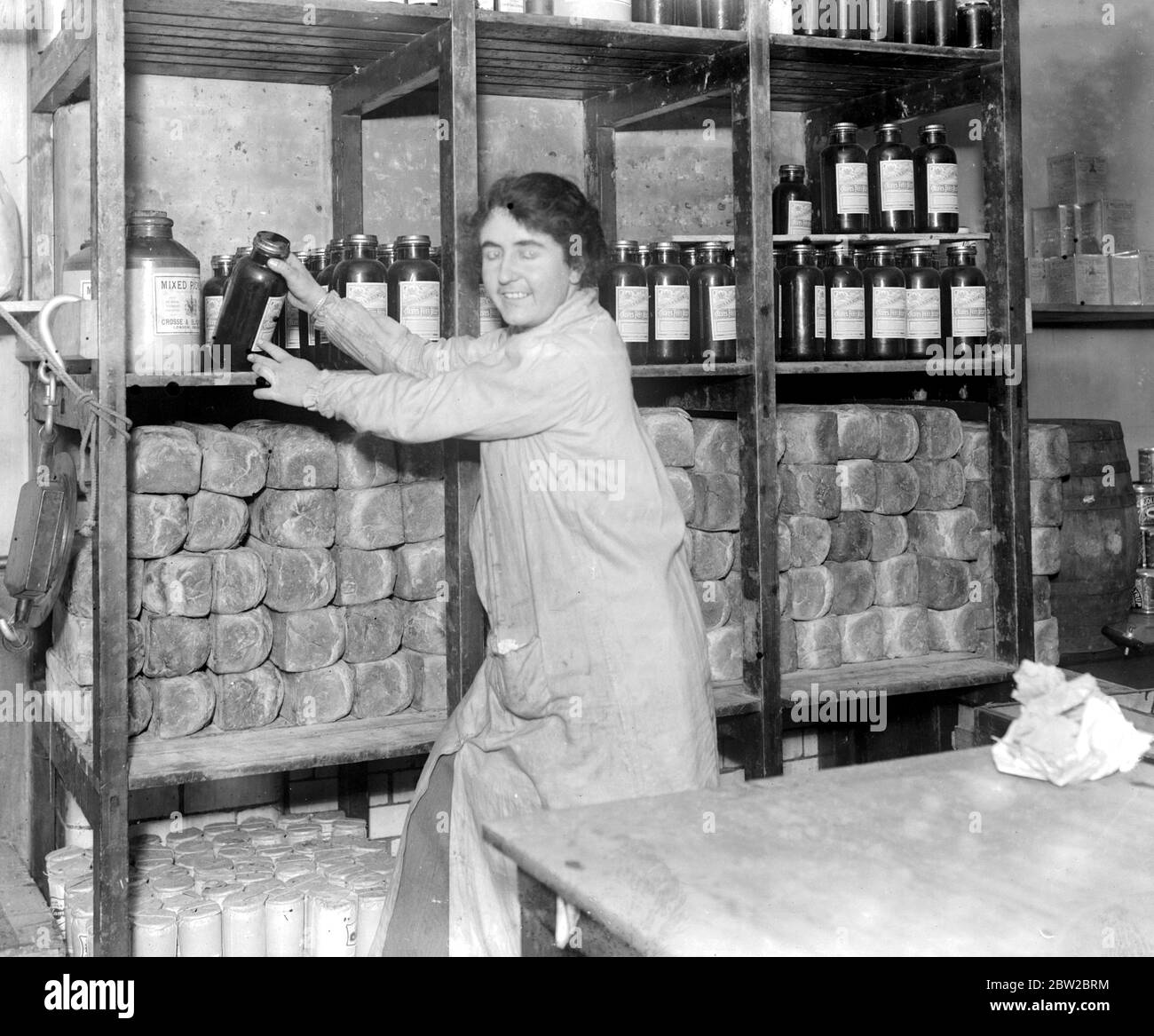 Endell militare St Hospital gestito entireley da donne. Ragazza della stanza del deposito. 1917 Foto Stock