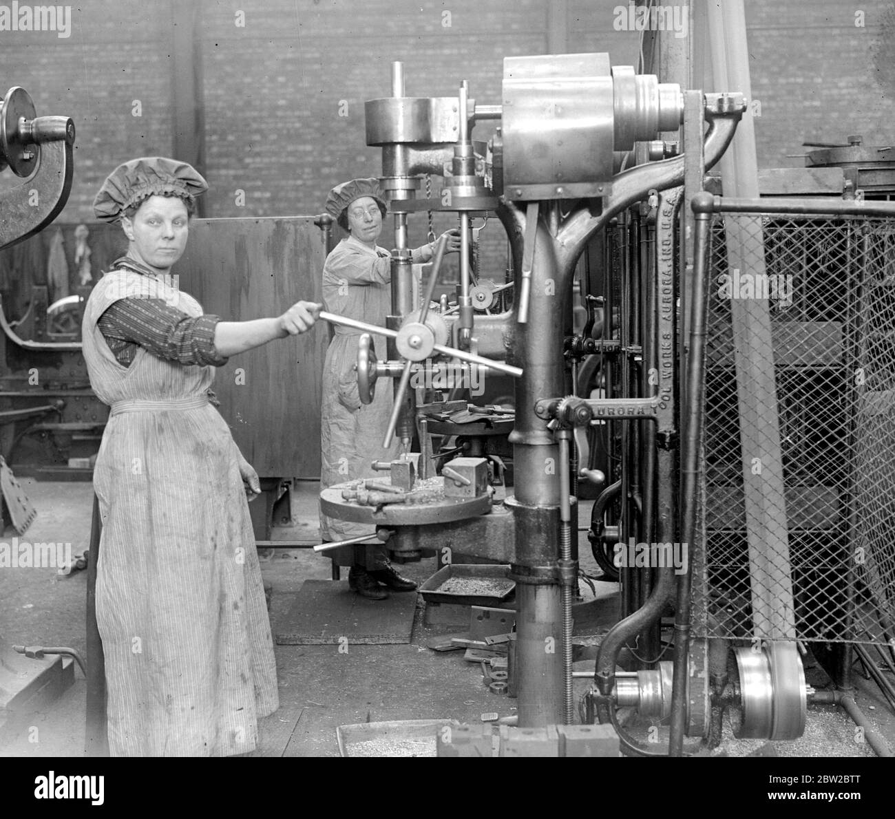 Le donne meccaniche ai laboratori sotterranei comuni di Ealing. 1914-1918 Foto Stock