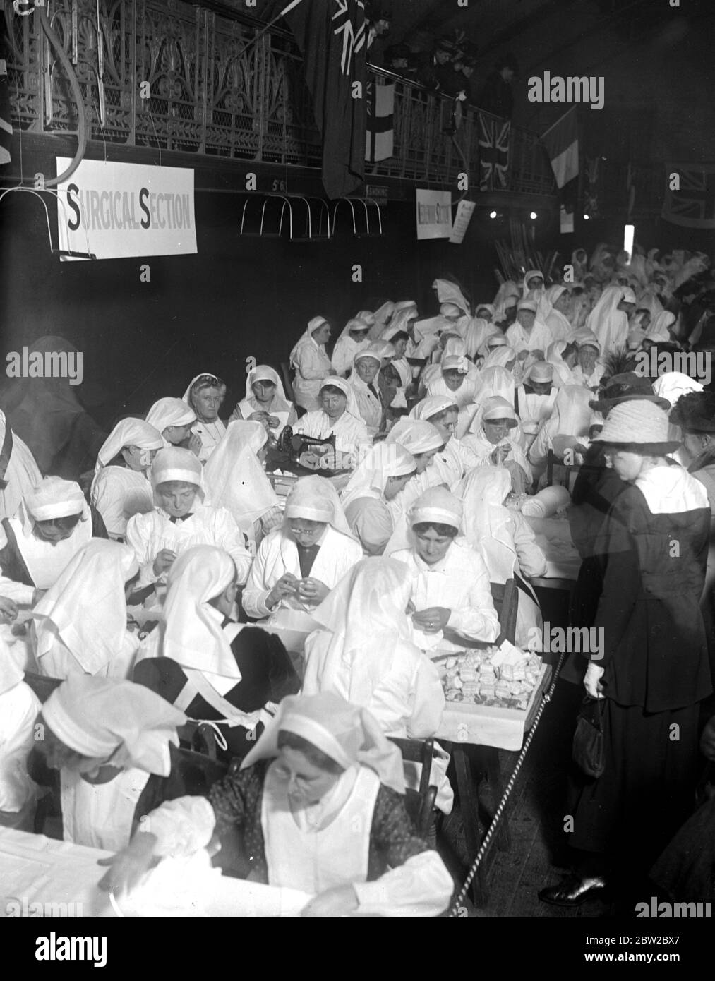 Mostra di lavoro svolto dal Wimbledon Women War Workers Depot. La sezione delle agugliate. 14 marzo 1917 Foto Stock
