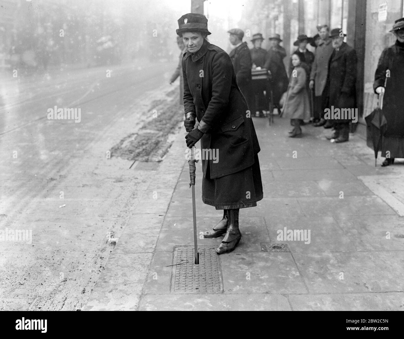 Onorevole Bobbins, la donna punta sulle linee della funivia Willesden. 1914 - 1918 Foto Stock