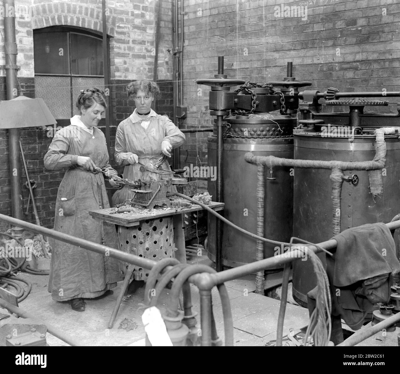 Le donne meccaniche ai laboratori sotterranei comuni di Ealing. Al crogiolo - donne che fanno la saldatura. 1914-1918 Foto Stock